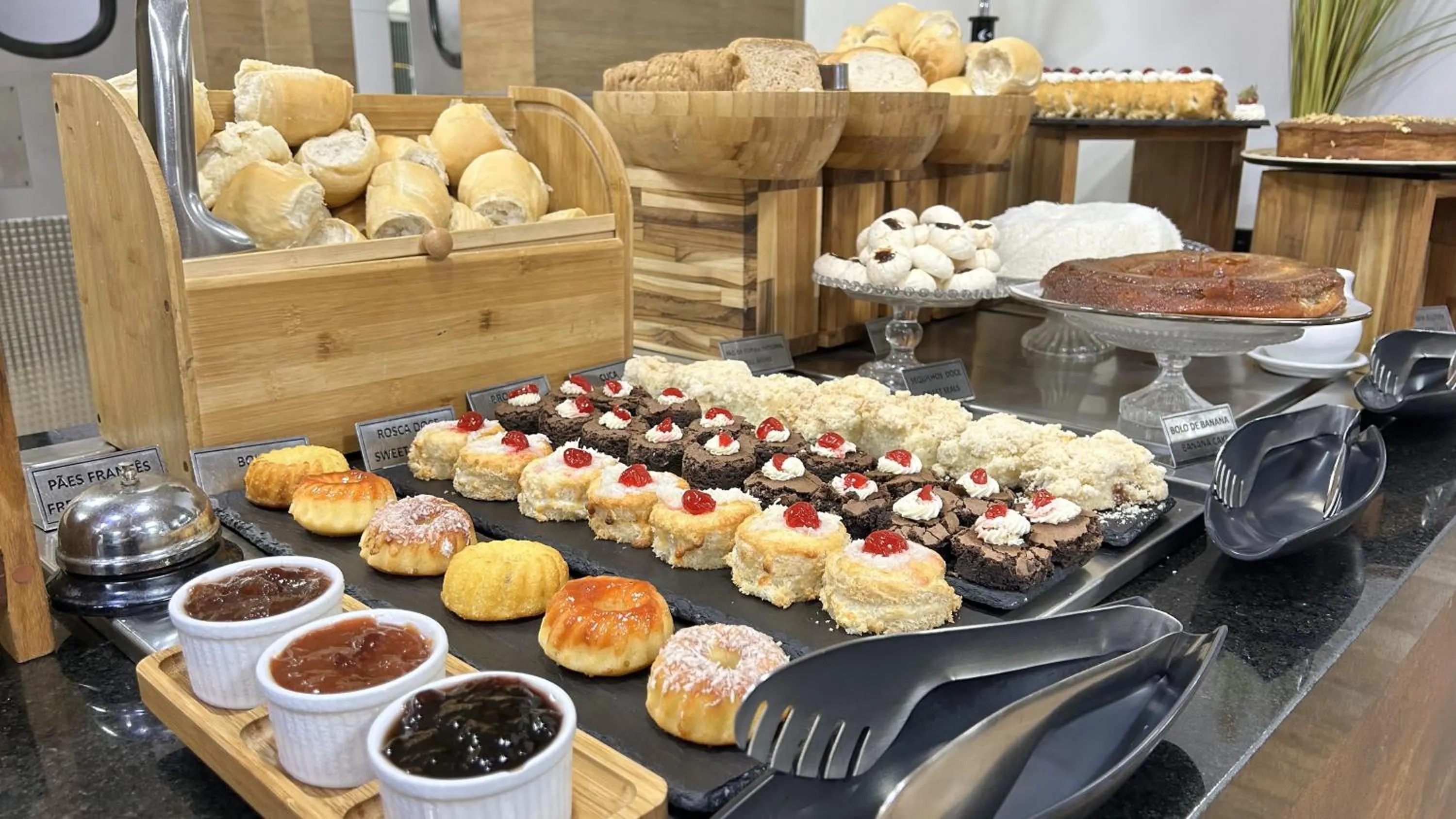 Buffet breakfast in Comfort Hotel & Suítes Rondonópolis