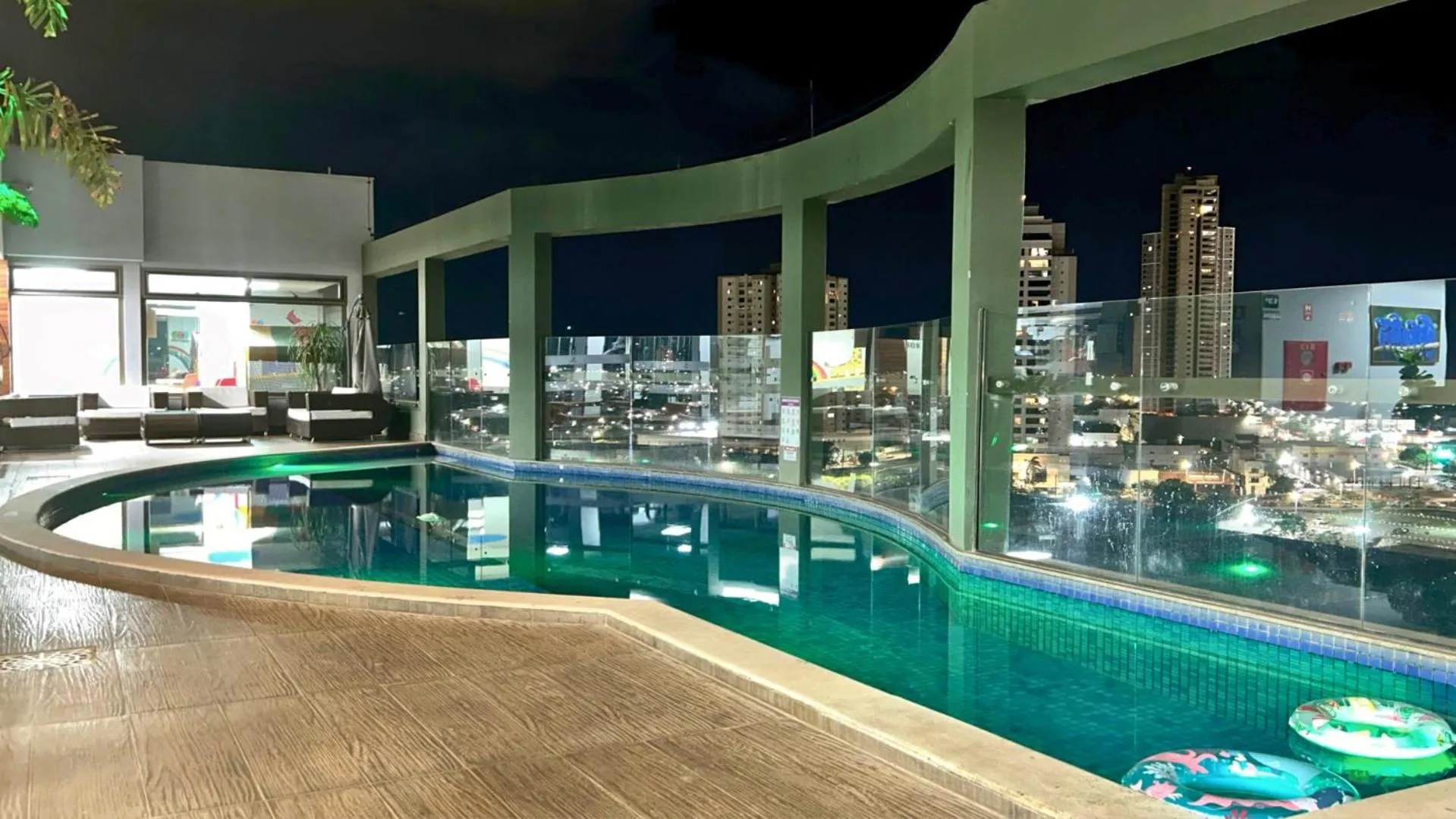 Swimming pool in Comfort Hotel & Suítes Rondonópolis