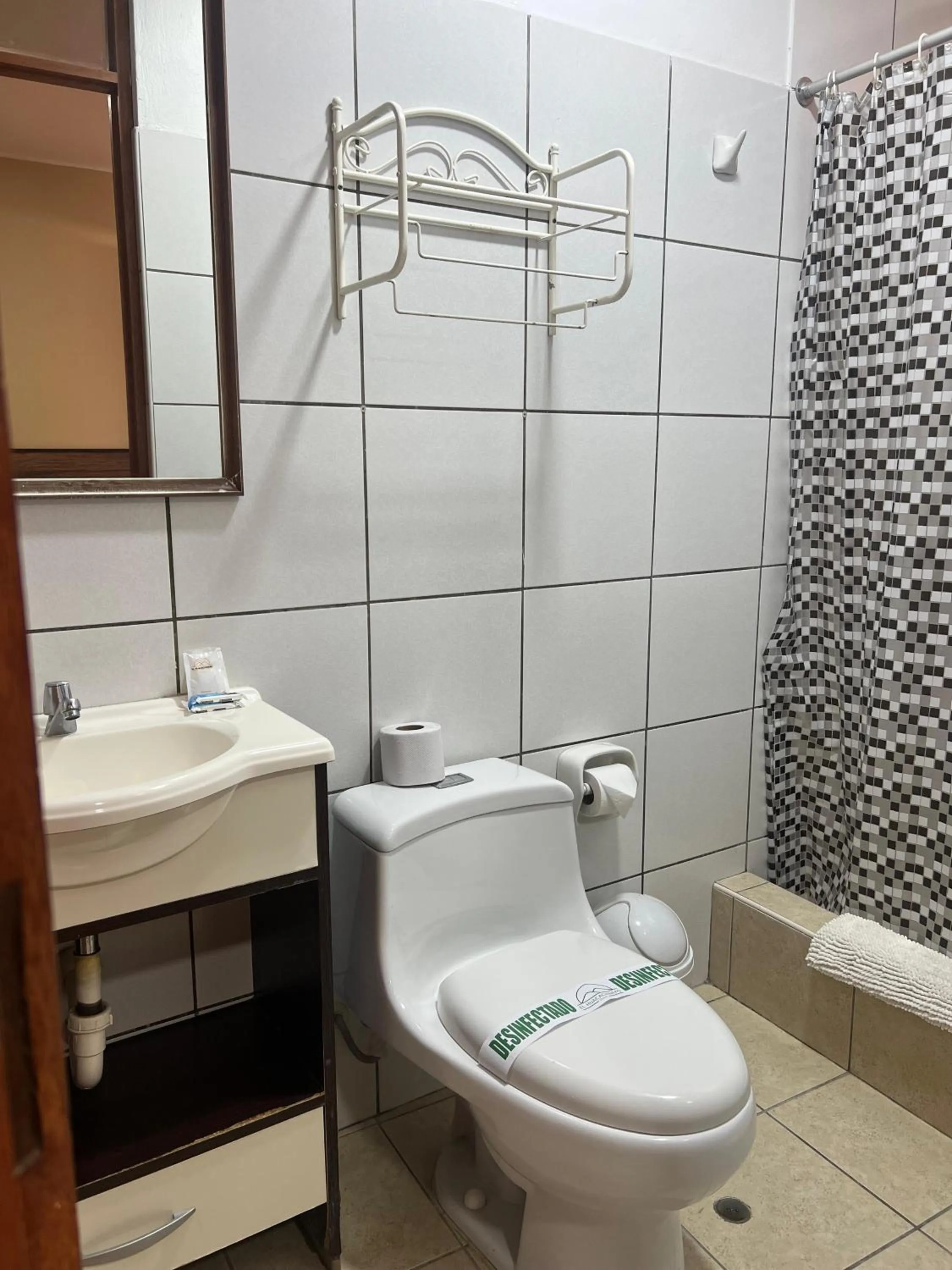 Shower in Hotel El Huacachinero- Hotel Familiar