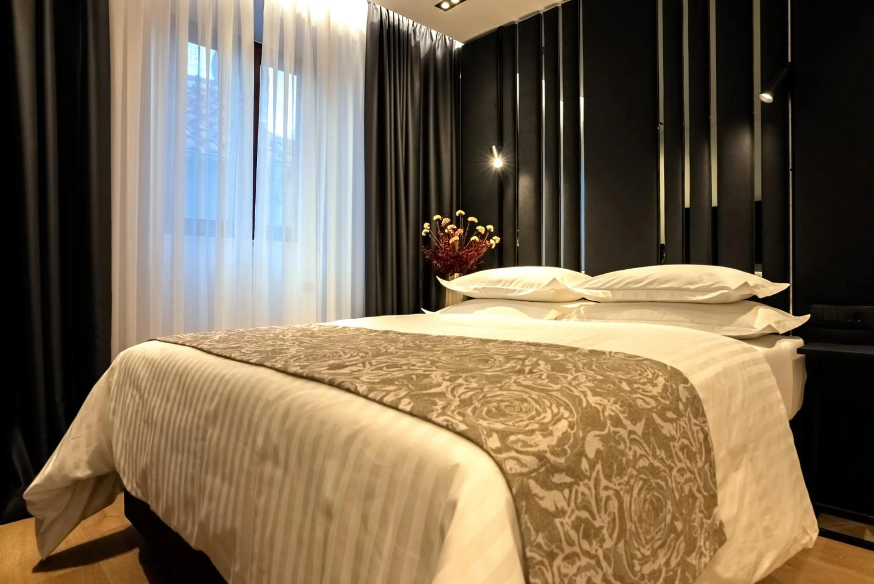 Bed in City Premium Heritage