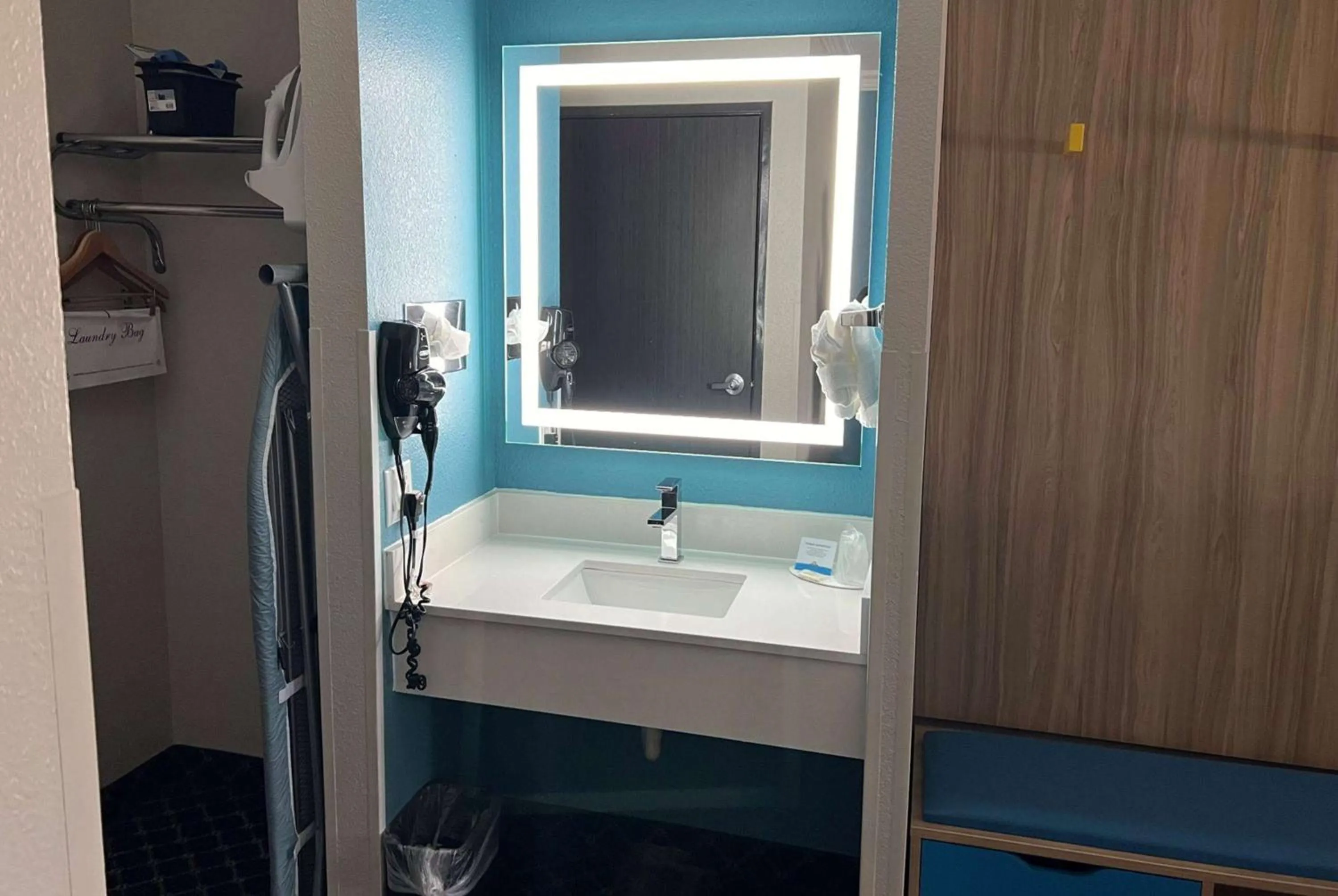 TV and multimedia in Days Inn by Wyndham Dalhart