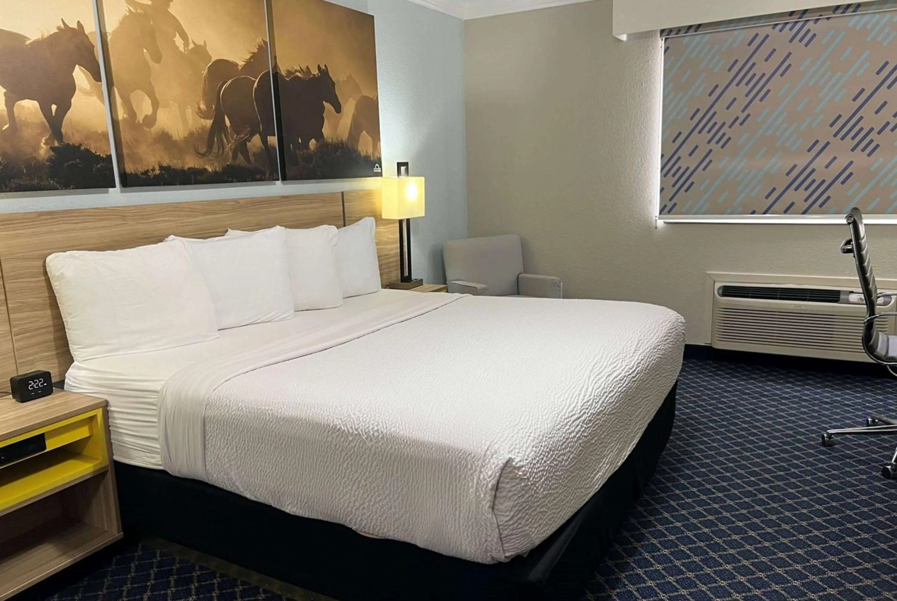 Photo of the whole room, Bed in Days Inn by Wyndham Dalhart