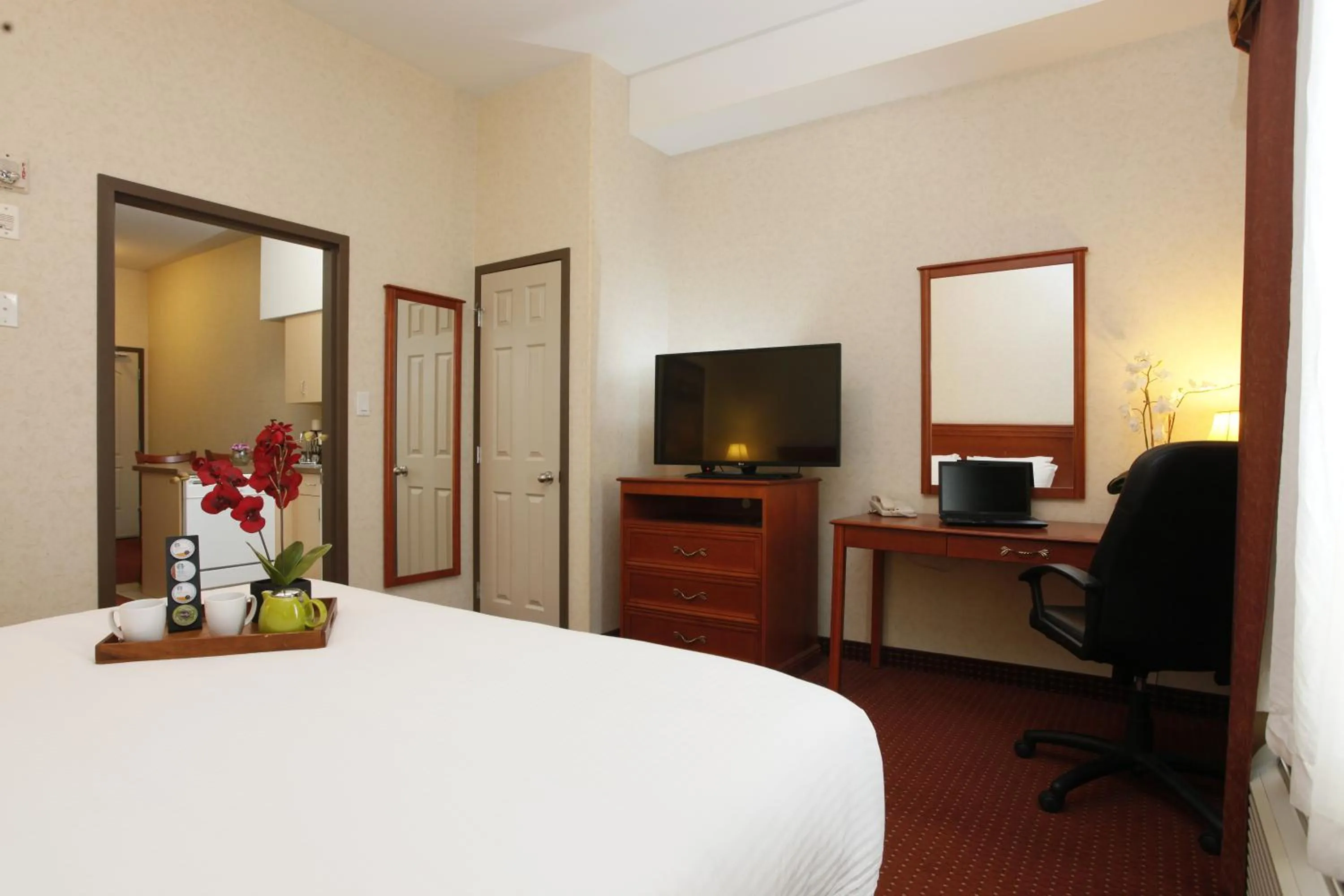 Day, Bed in Pomeroy Inn and Suites Dawson Creek