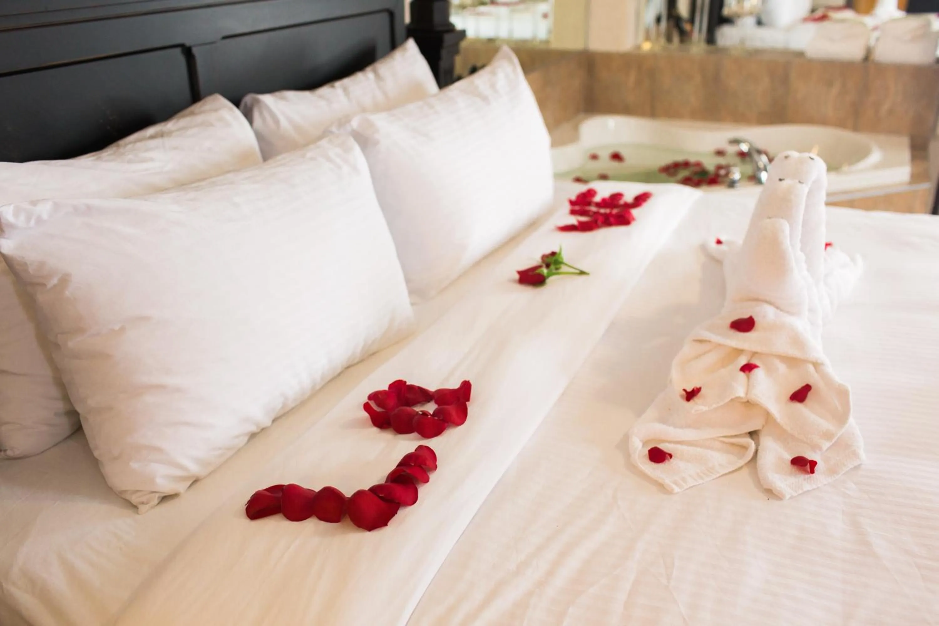 Decorative detail, Bed in Pomeroy Inn and Suites Dawson Creek