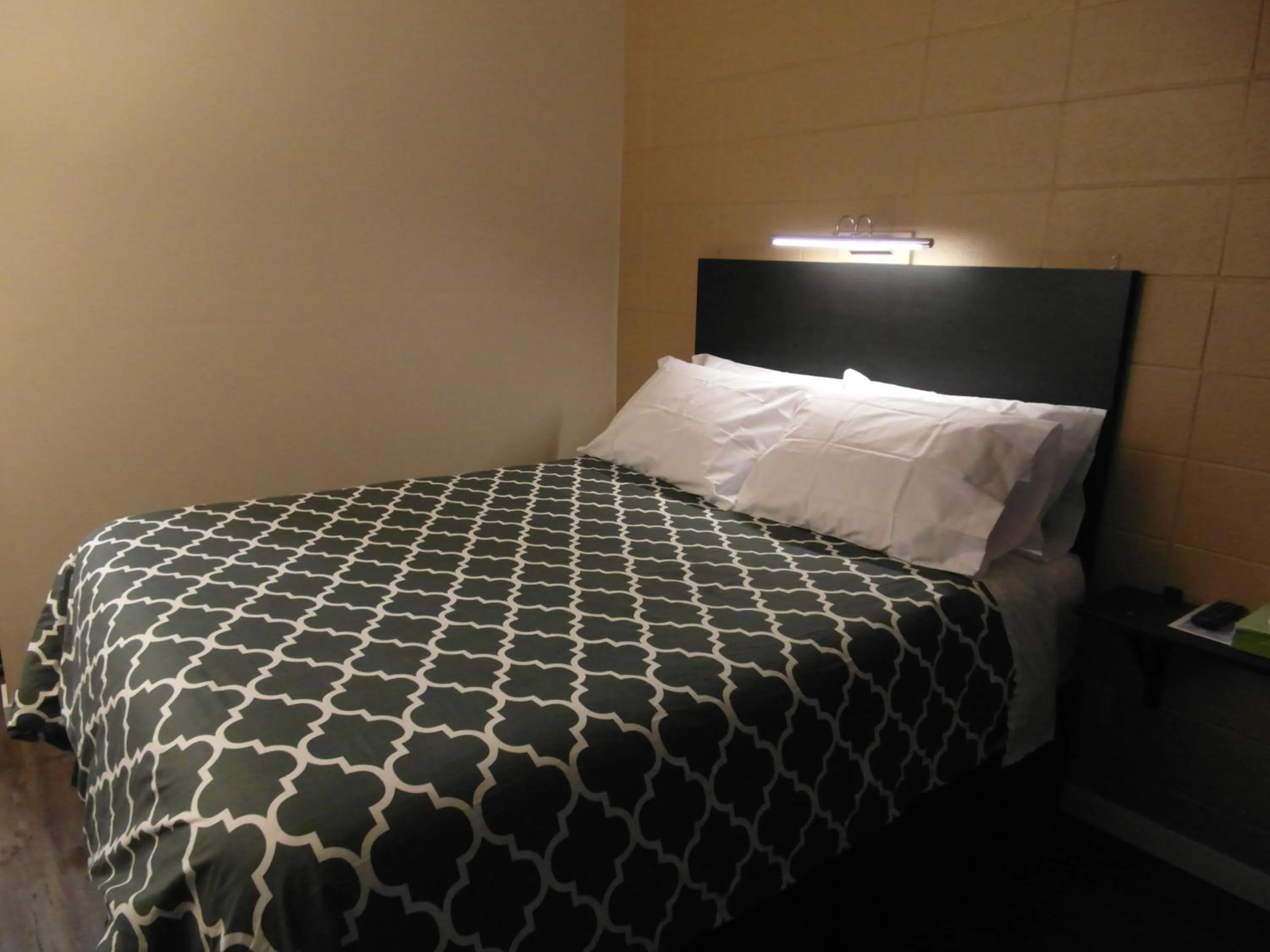 Bed in West View Motel