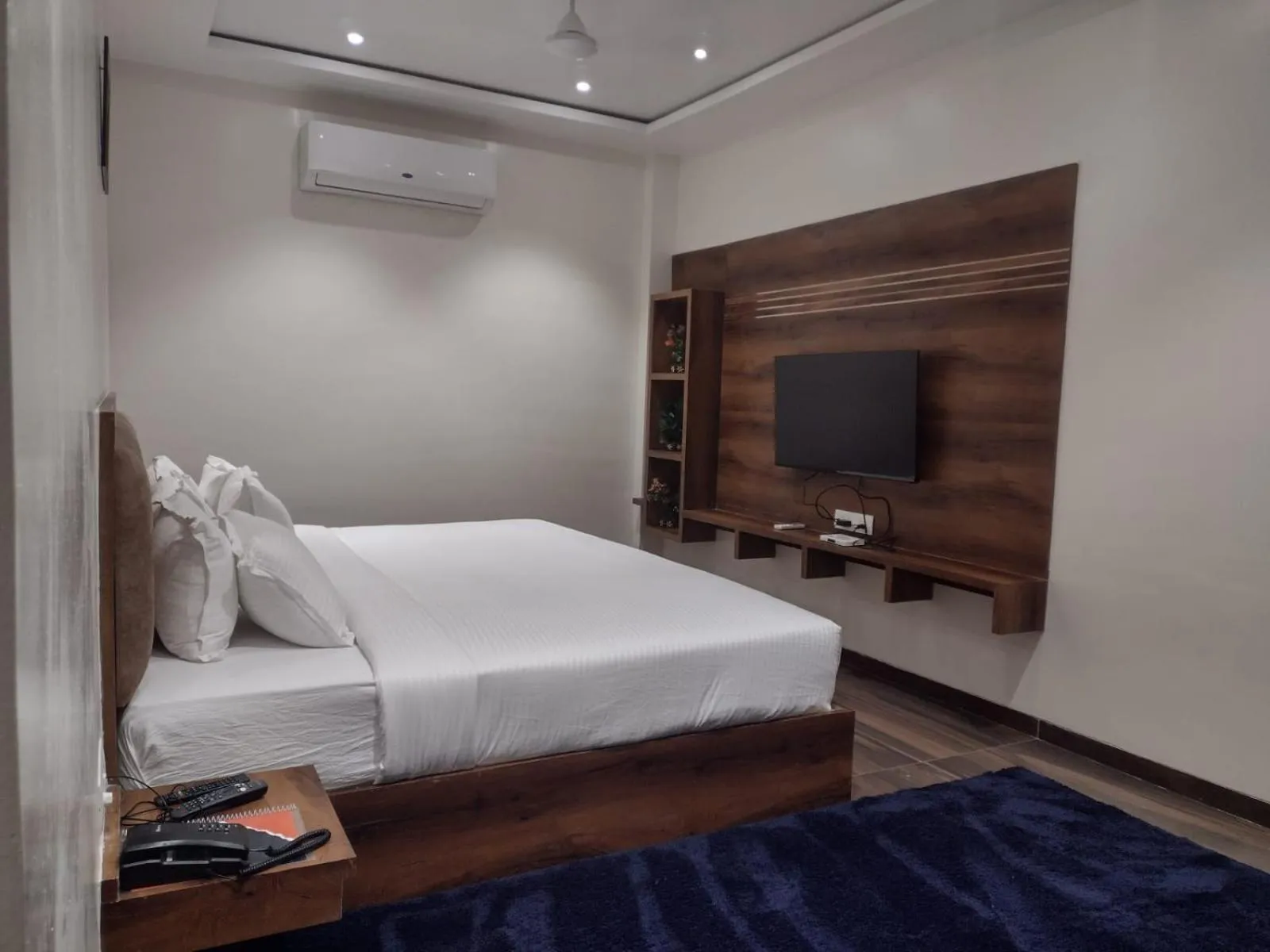 Bedroom, Bed in The Sky Land Hotel & Restaurant