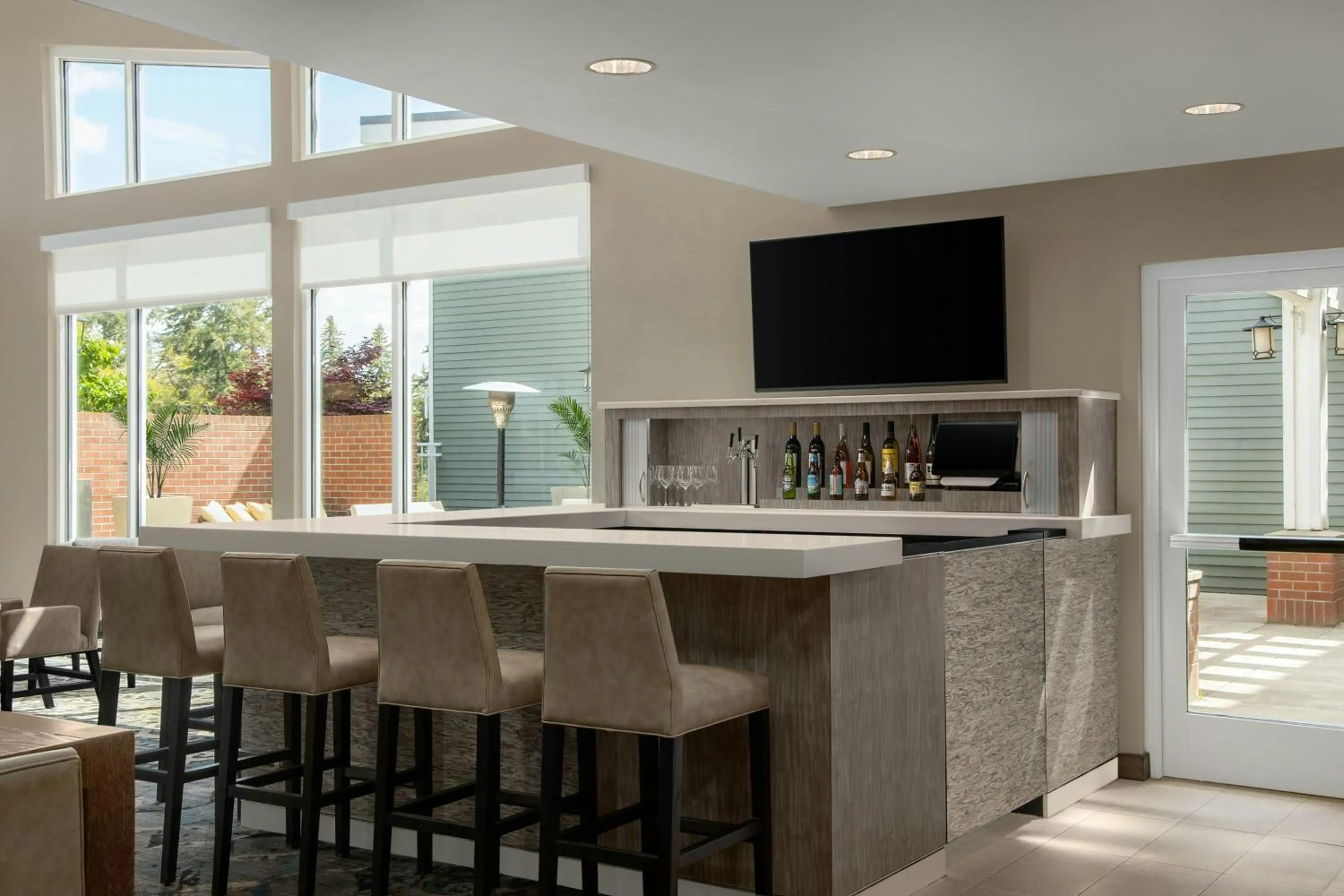 Lounge or bar in Residence Inn by Marriott Pullman