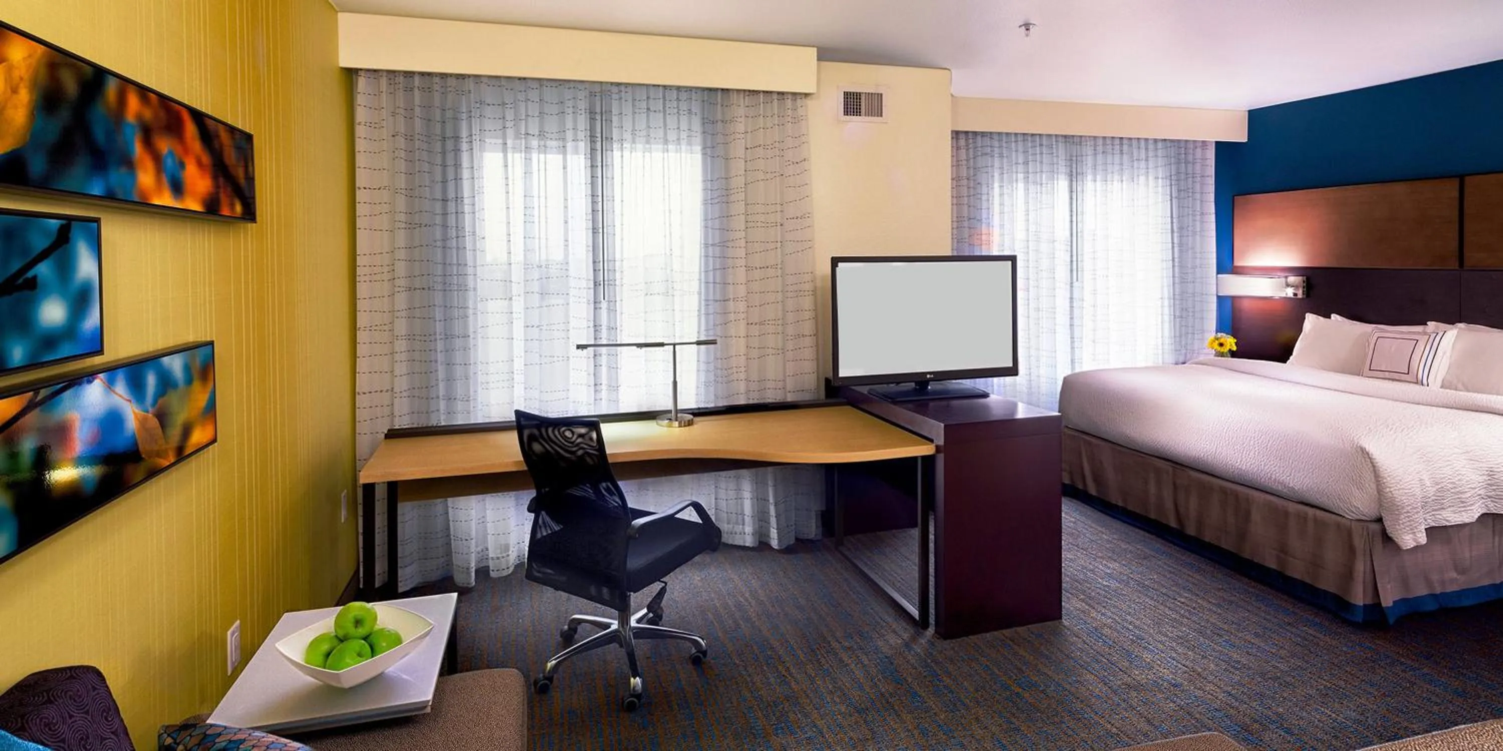 Seating area, Bed in Residence Inn by Marriott Pullman