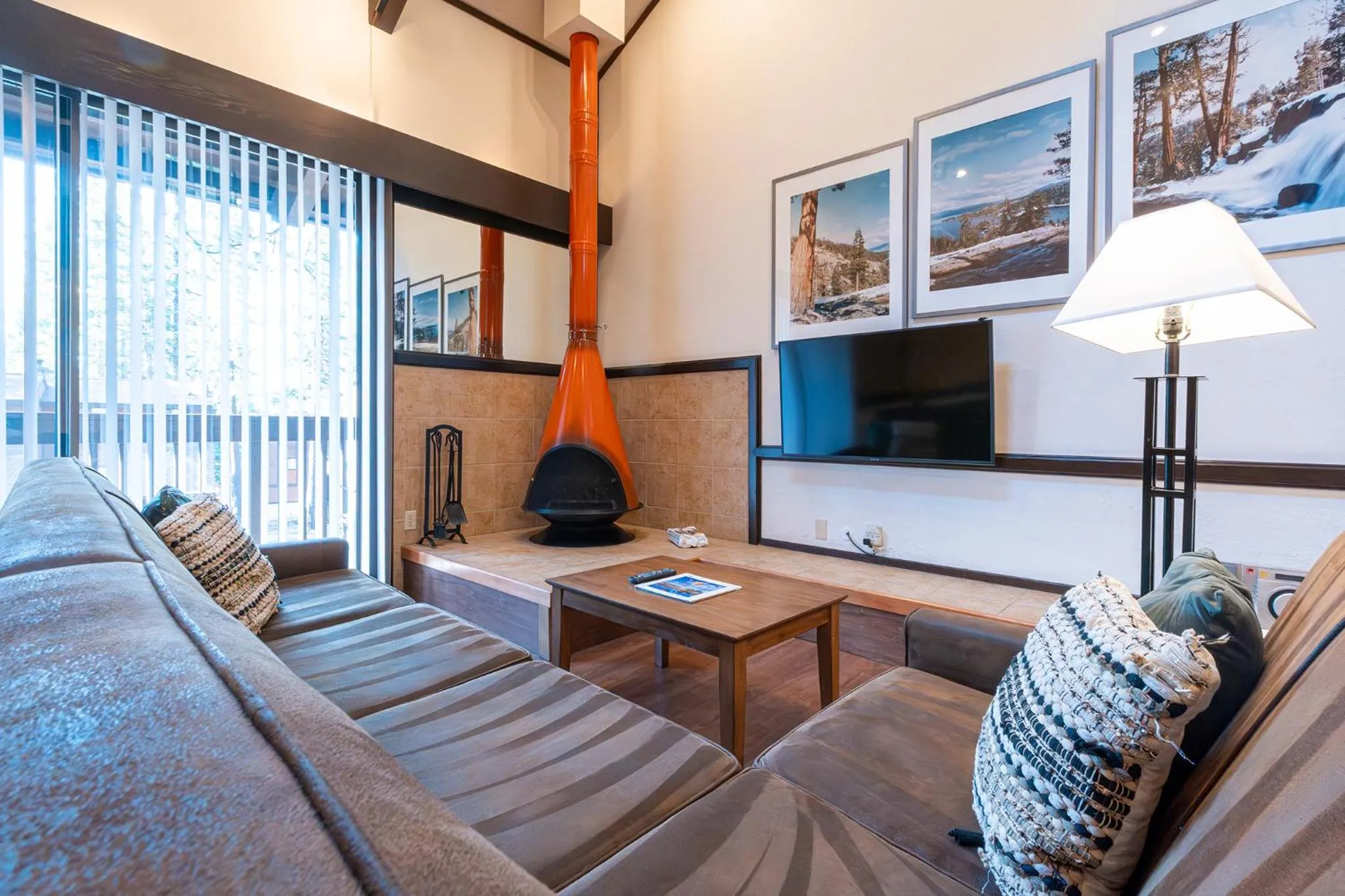 Living room in Club Tahoe Resort