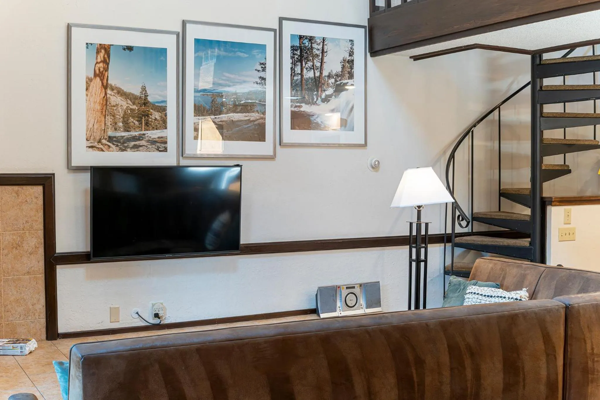 Communal lounge/ TV room in Club Tahoe Resort