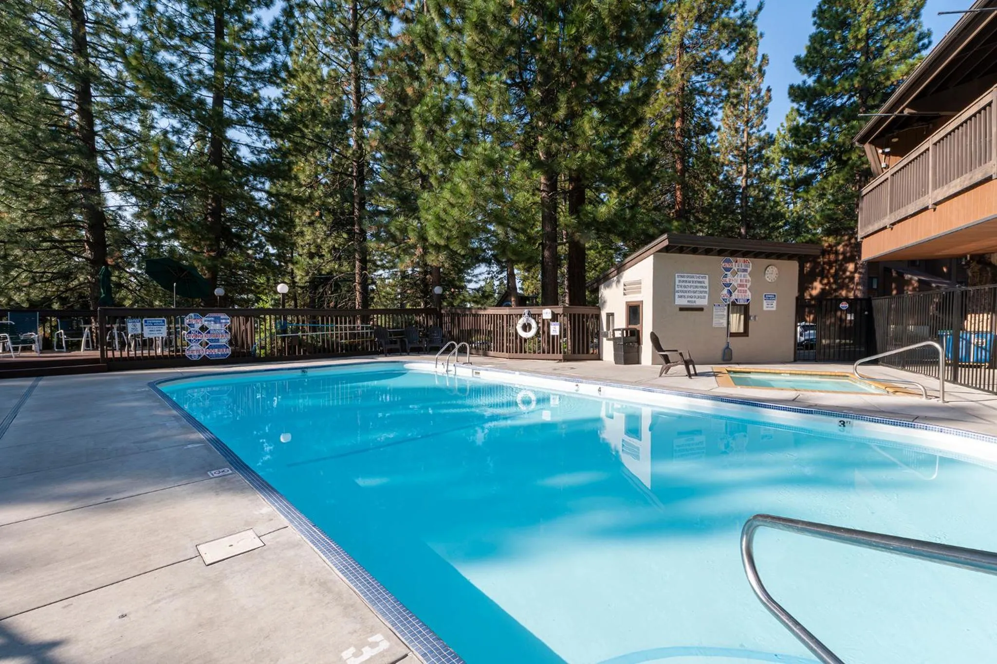 Swimming pool in Club Tahoe Resort
