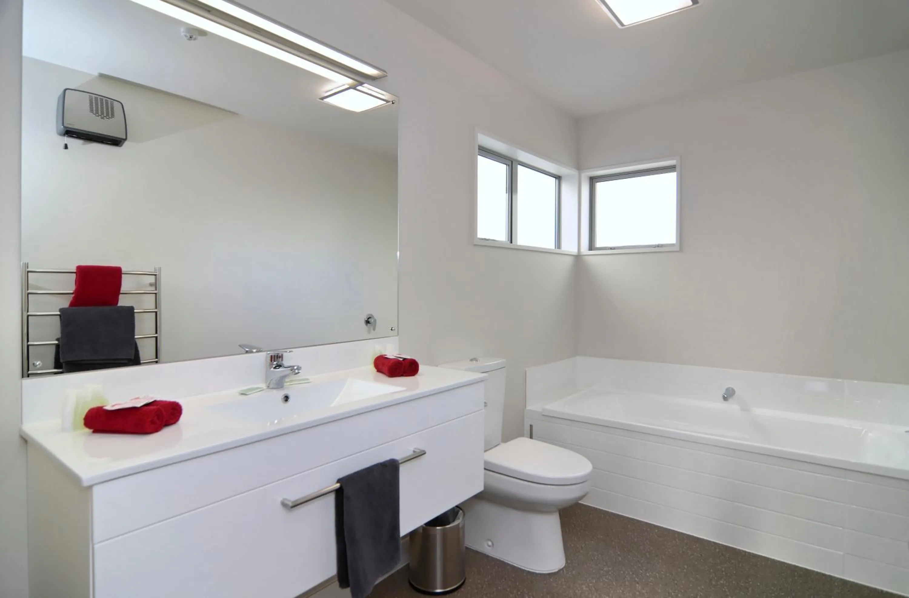 Bathroom in Lincoln Motel