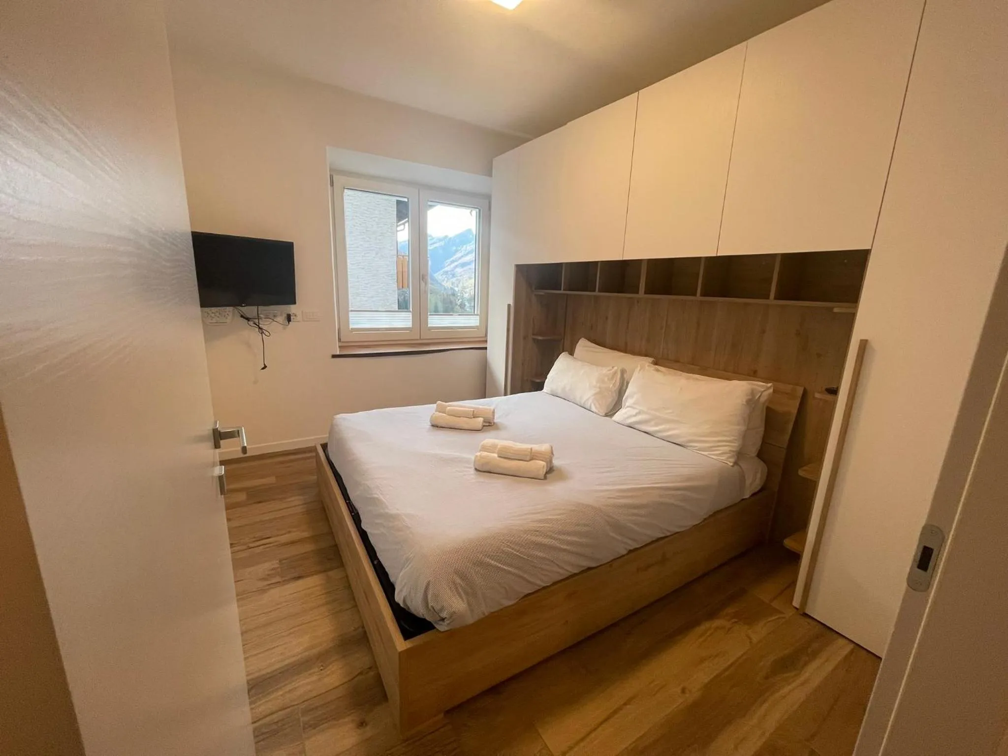 Bedroom, Bed in SnowLake Suite & Apartment