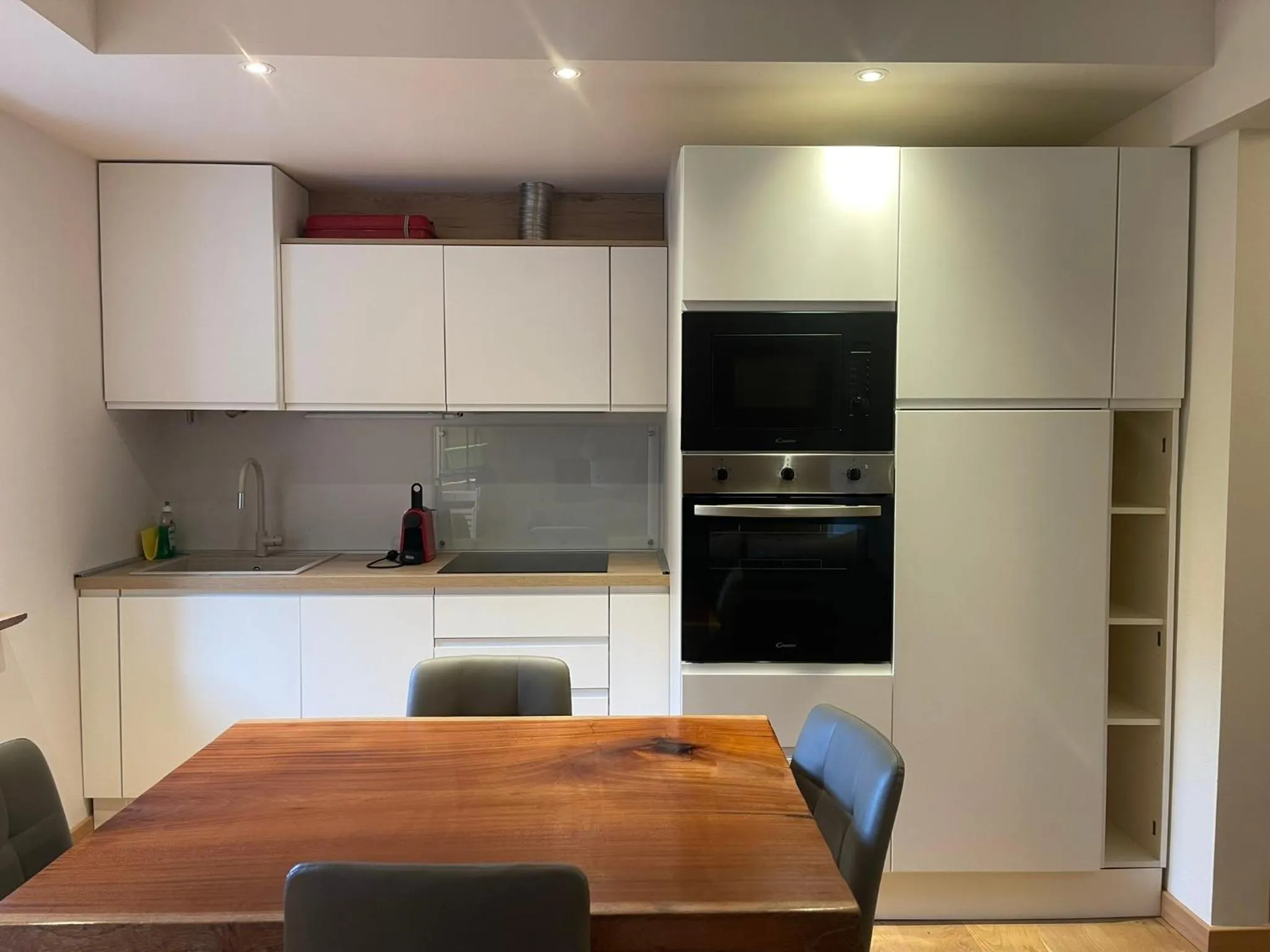 Kitchen or kitchenette in SnowLake Suite & Apartment