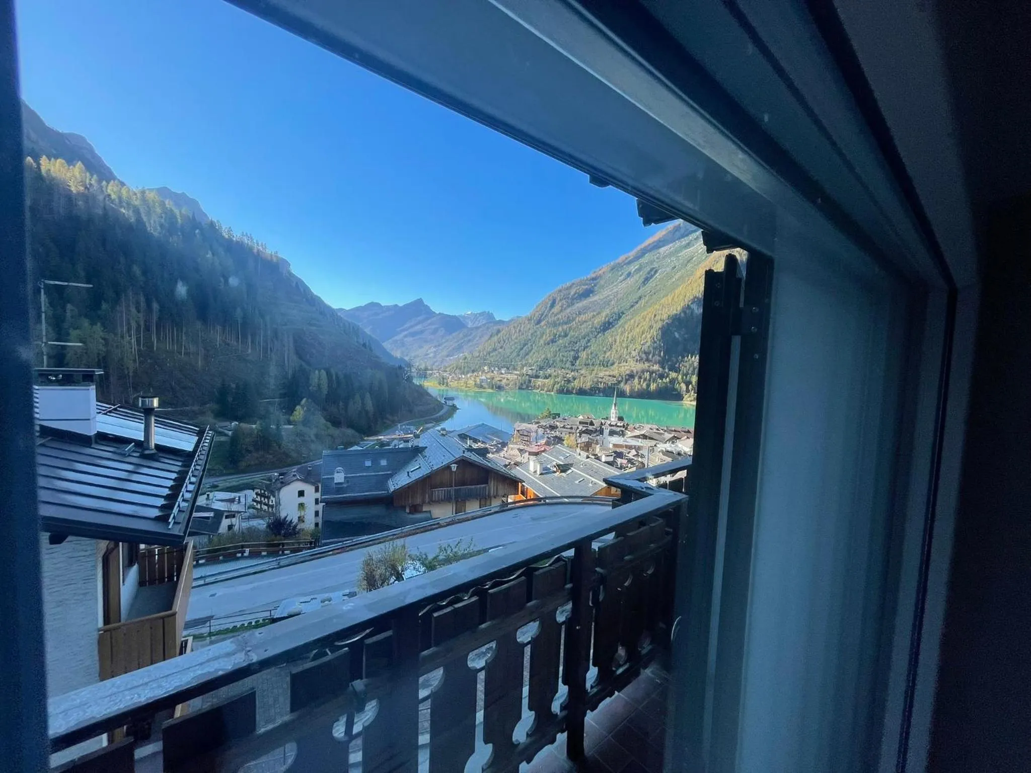 Lake view in SnowLake Suite & Apartment