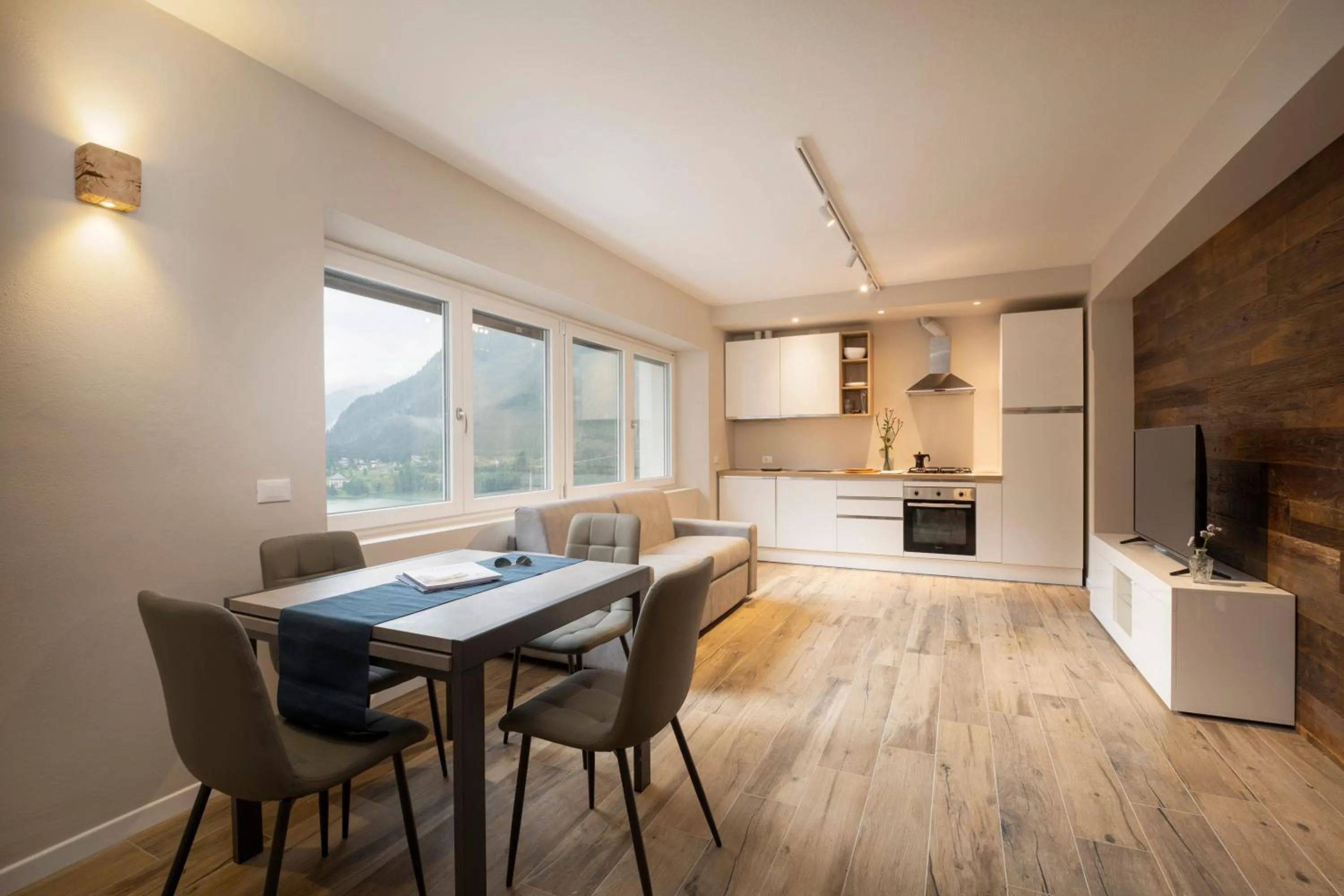 Dining area in SnowLake Suite & Apartment