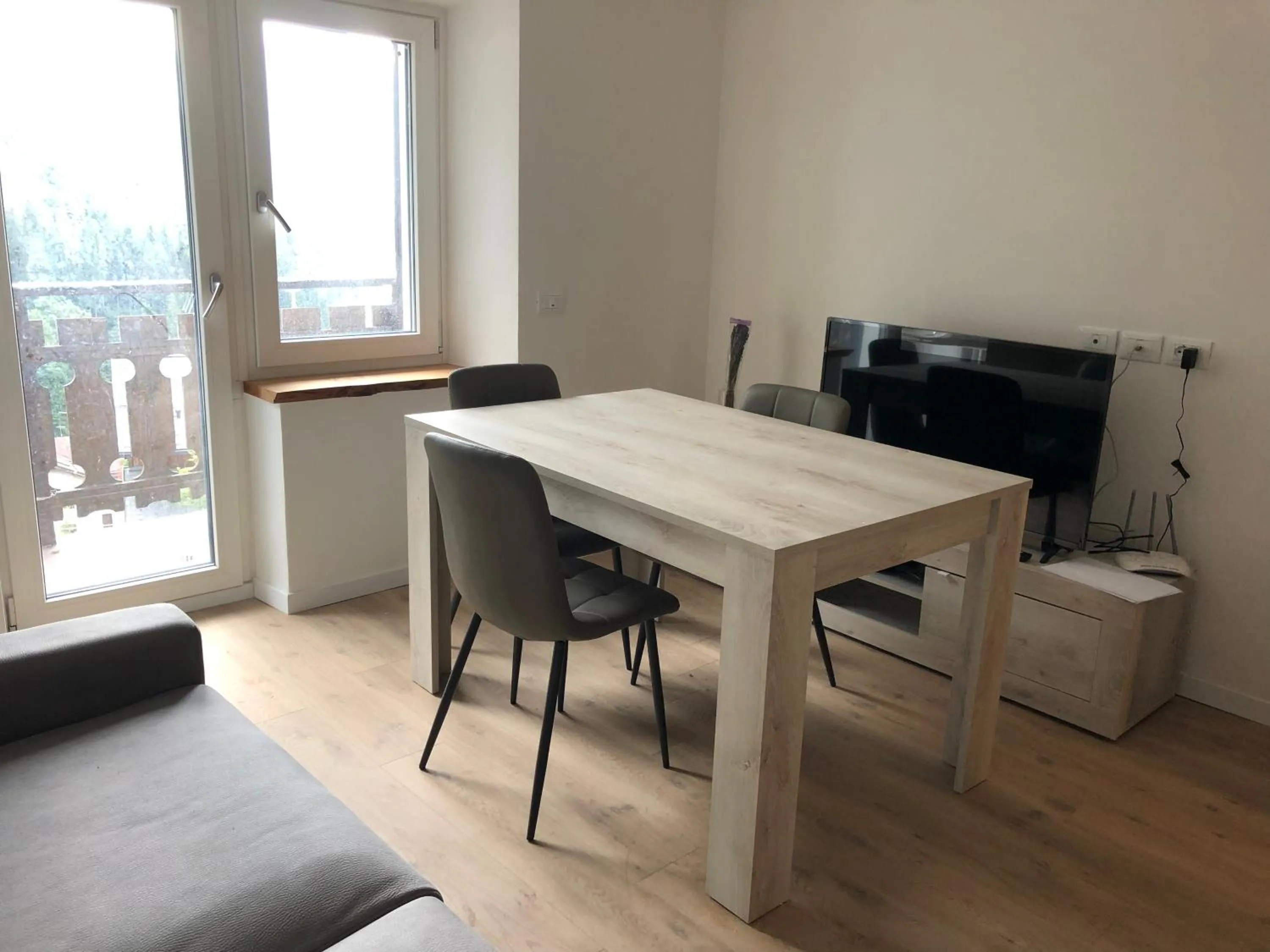 Dining area in SnowLake Suite & Apartment