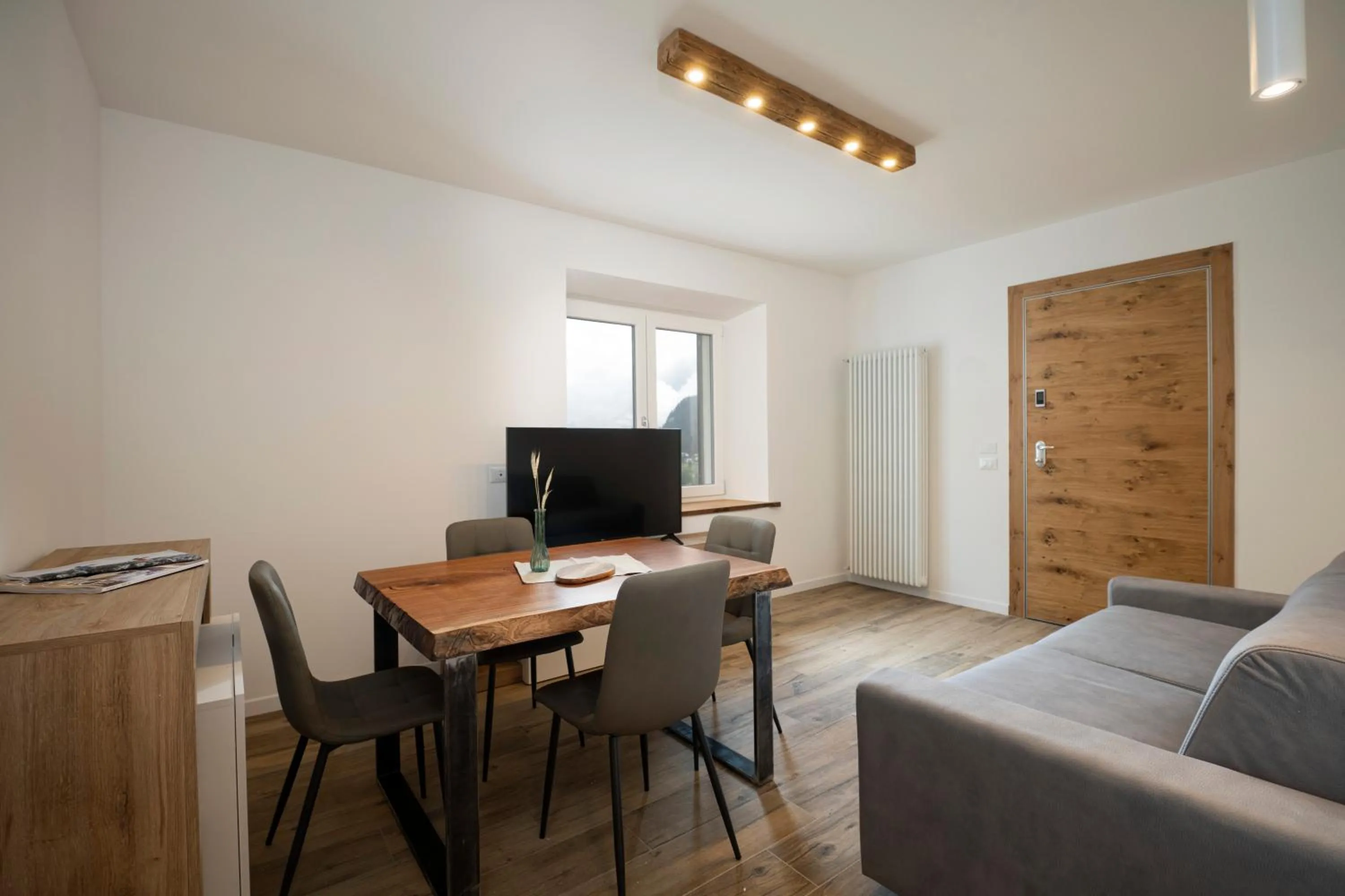 Dining area in SnowLake Suite & Apartment