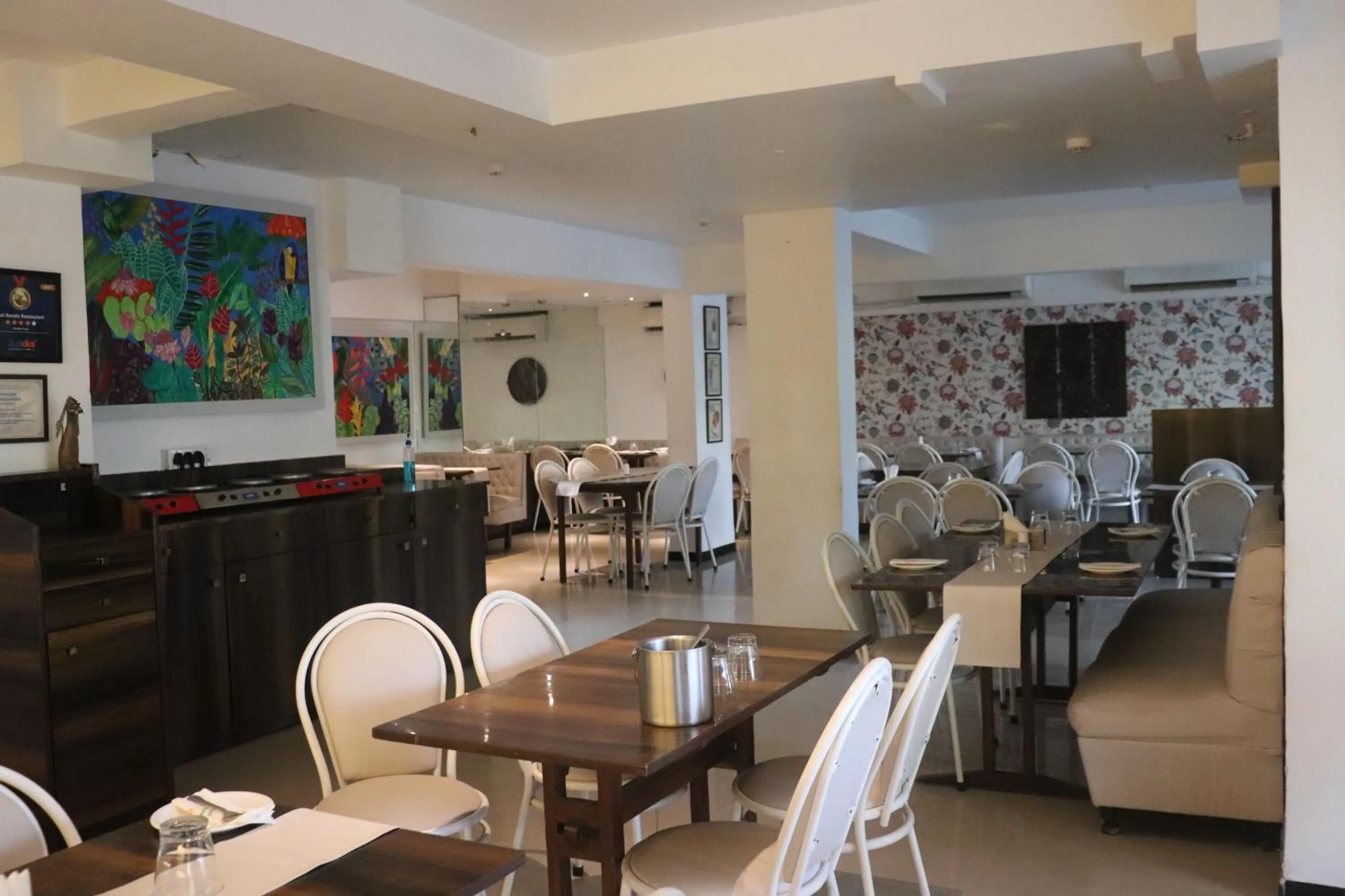 Restaurant/places to eat in Hotel Samraj