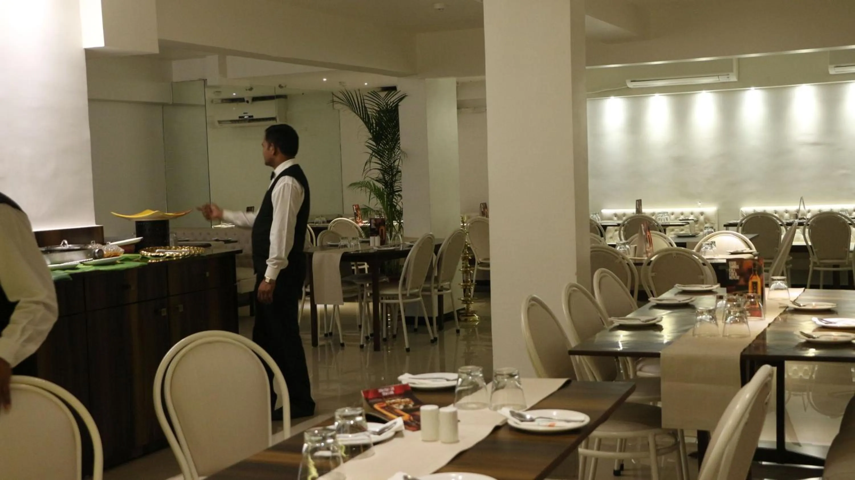 Restaurant/places to eat in Hotel Samraj