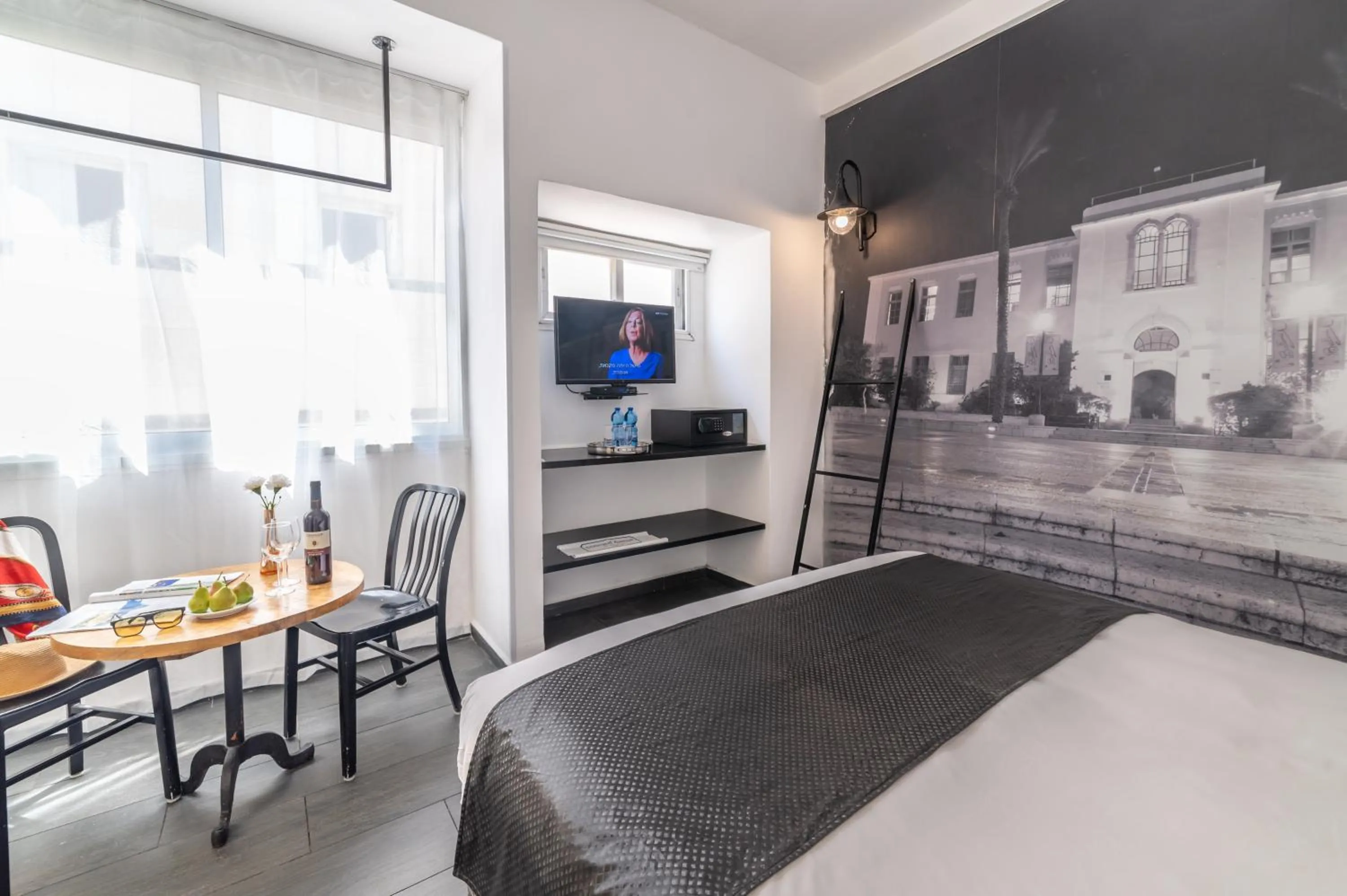 Photo of the whole room, Bed in Dizengoff Avenue Boutique Hotel