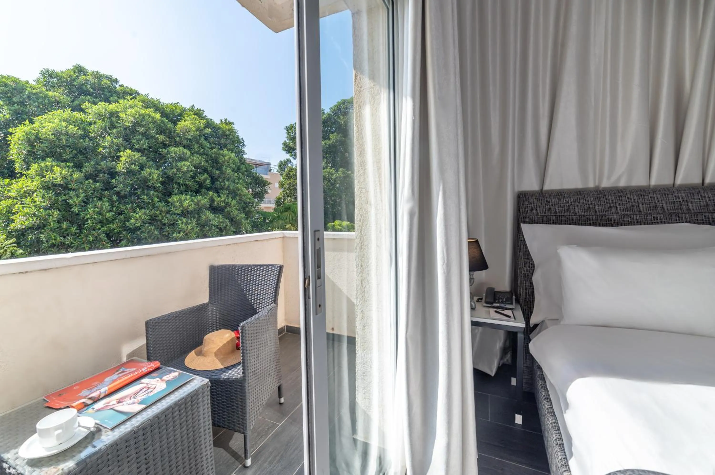 Balcony/Terrace, Bed in Dizengoff Avenue Boutique Hotel