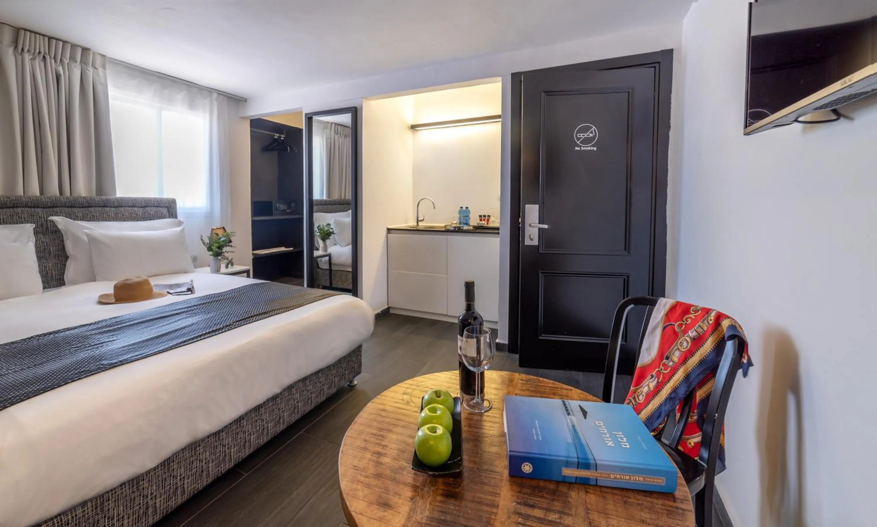 Photo of the whole room, Bed in Dizengoff Avenue Boutique Hotel