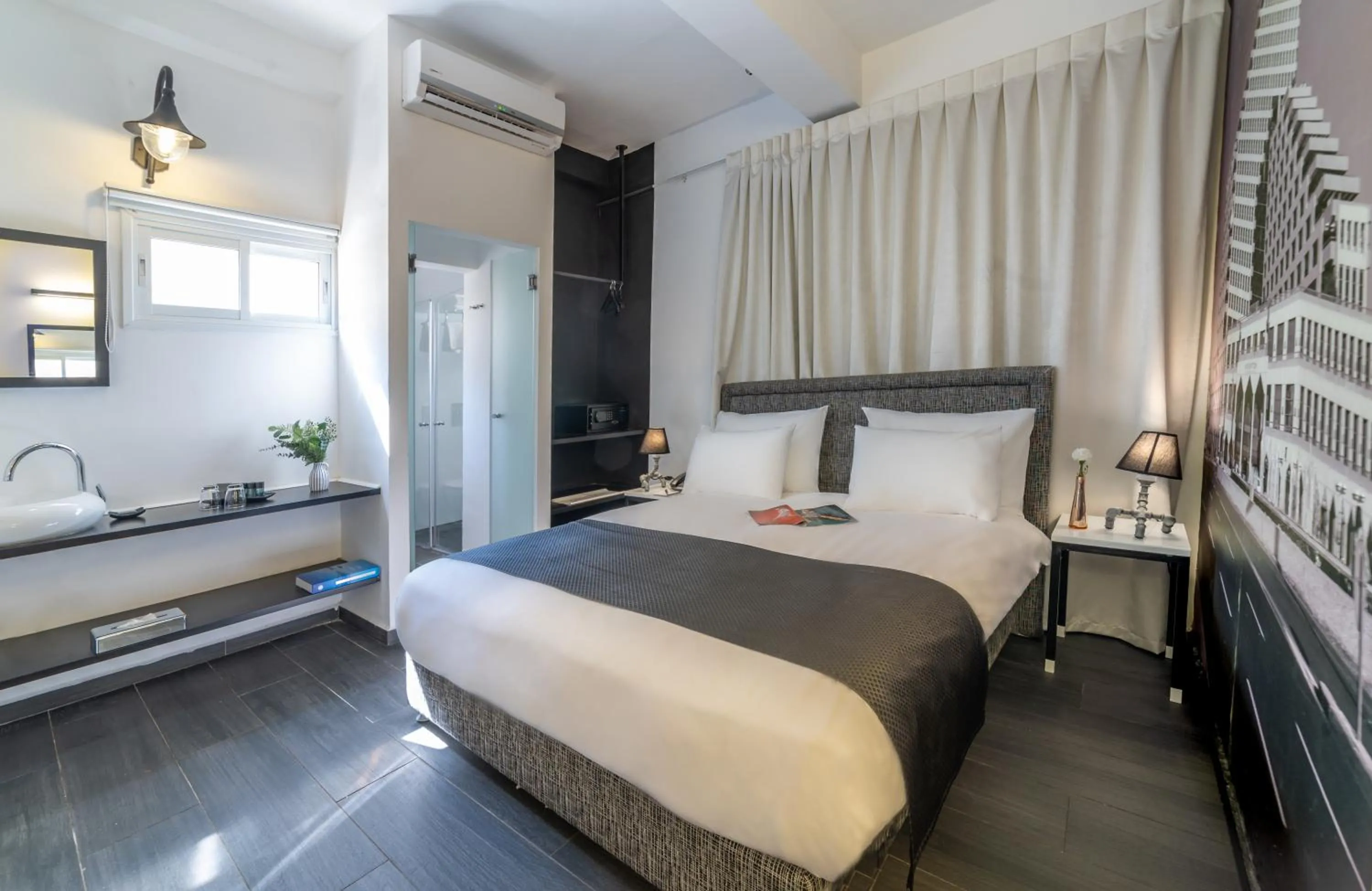 Photo of the whole room, Bed in Dizengoff Avenue Boutique Hotel