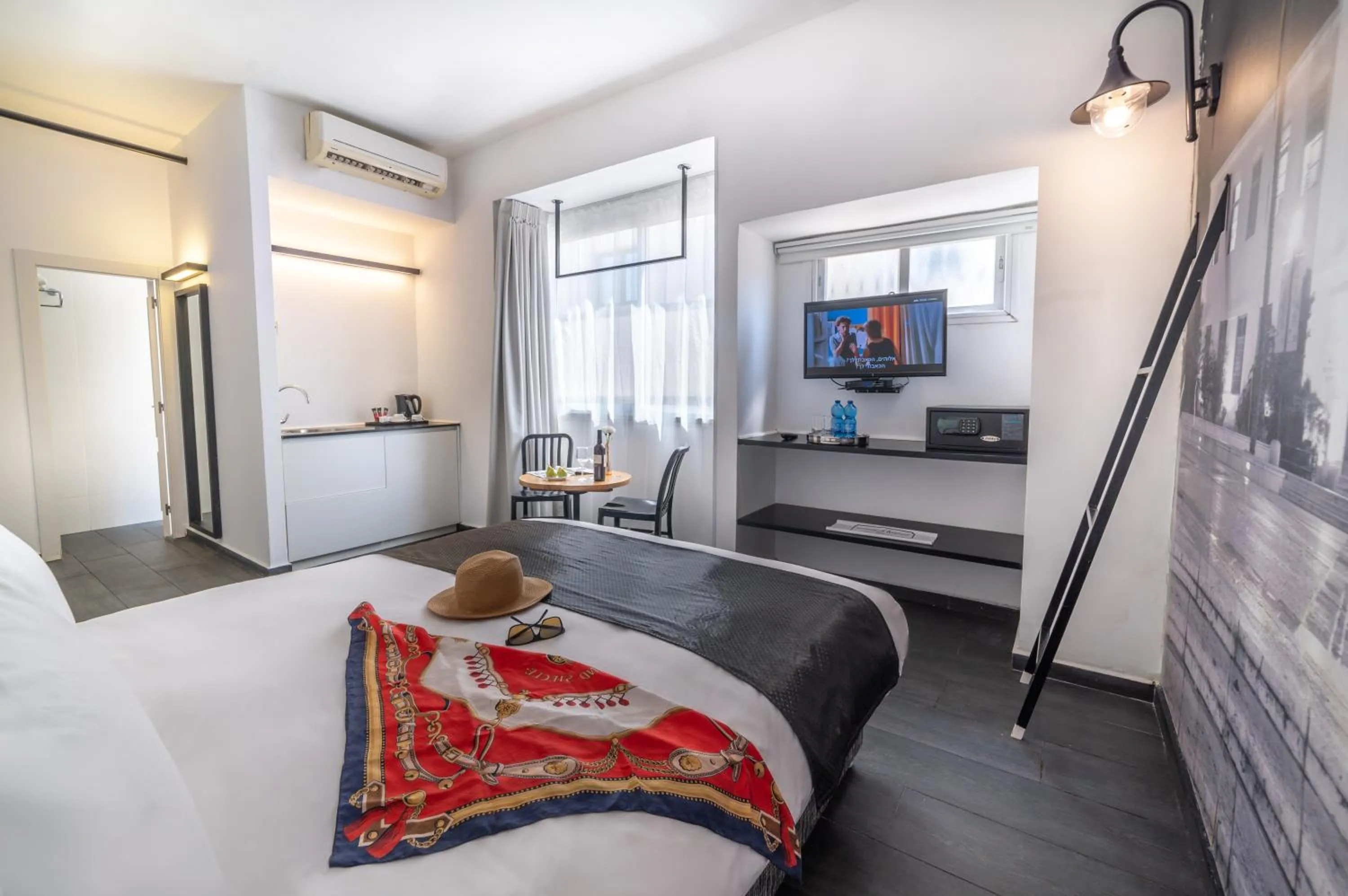 Photo of the whole room, Bed in Dizengoff Avenue Boutique Hotel
