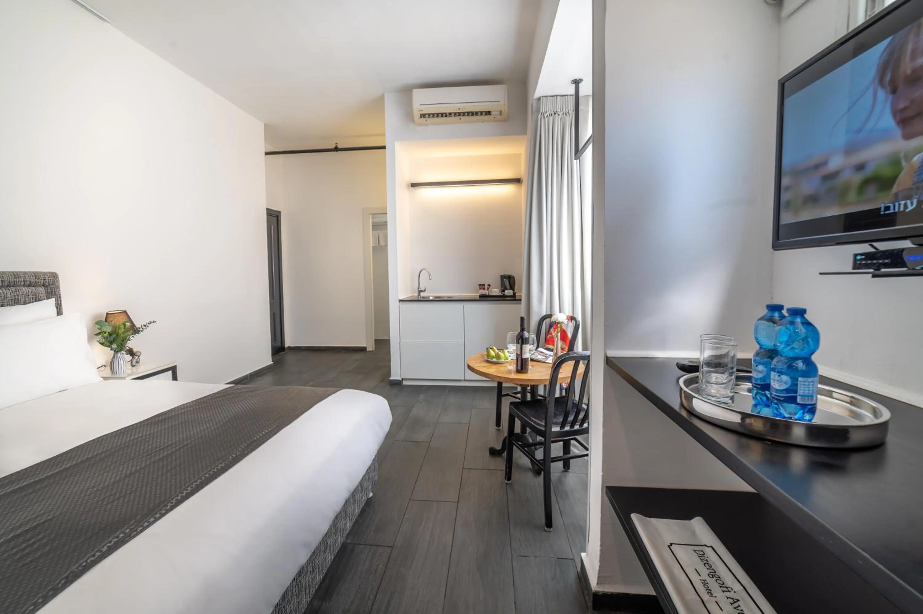 Photo of the whole room, Bed in Dizengoff Avenue Boutique Hotel