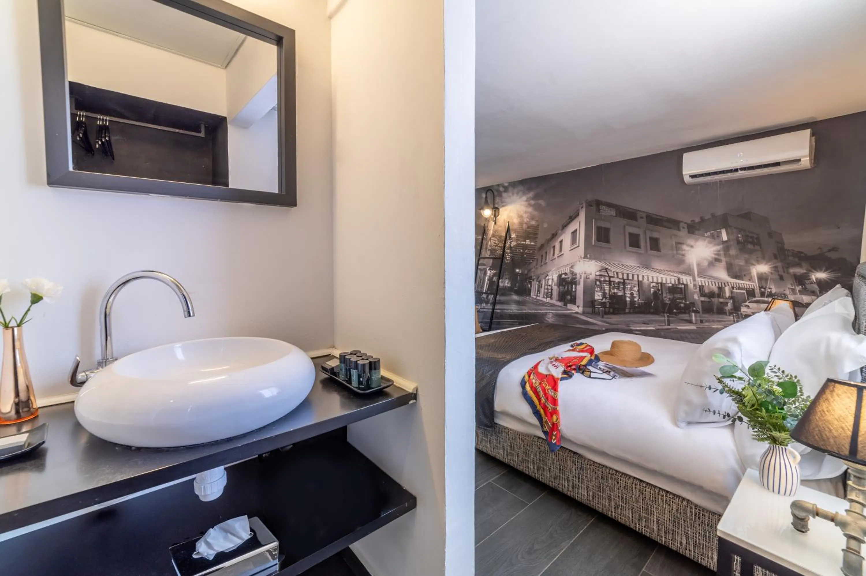 Bathroom, Bed in Dizengoff Avenue Boutique Hotel