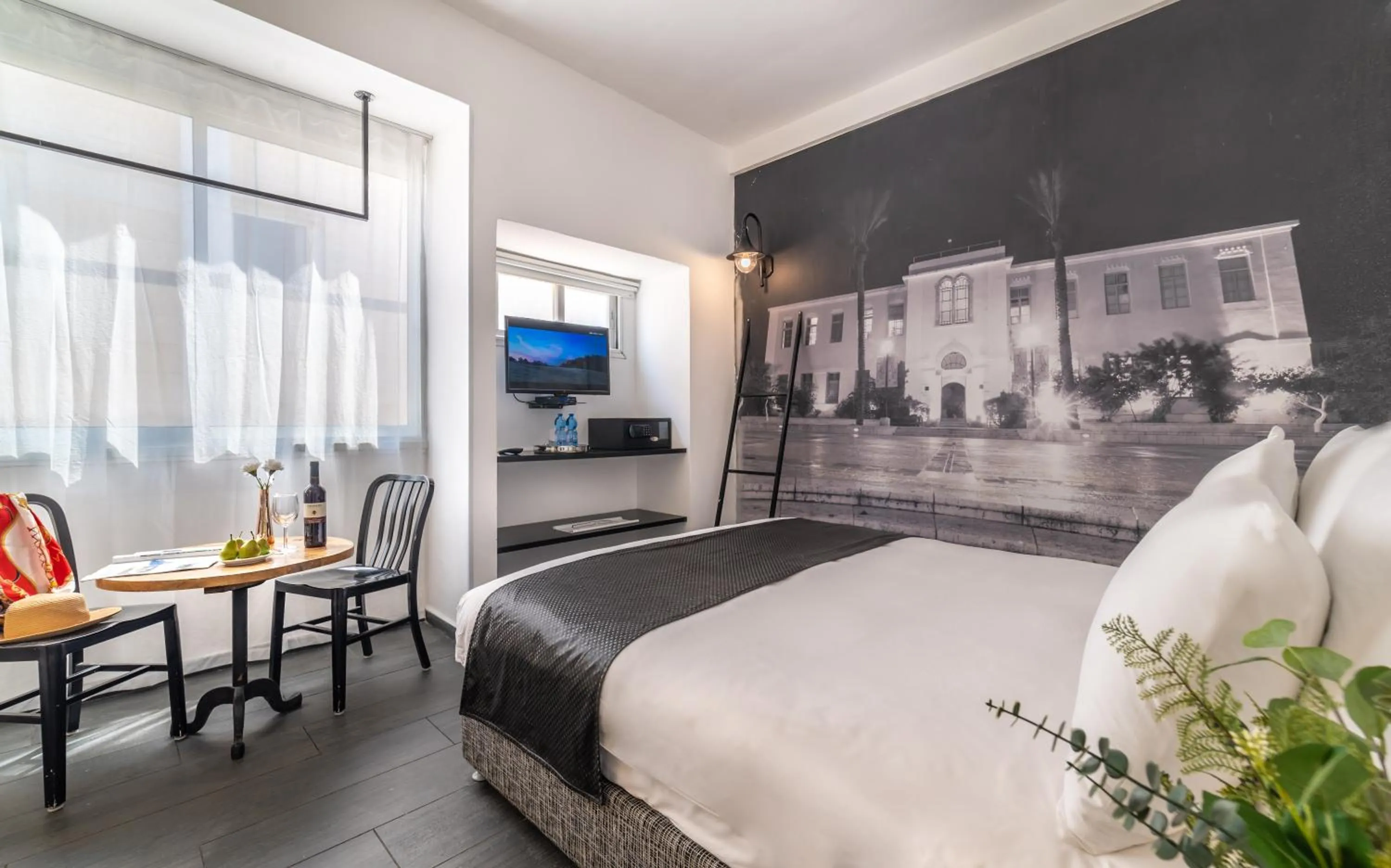 Photo of the whole room, Bed in Dizengoff Avenue Boutique Hotel