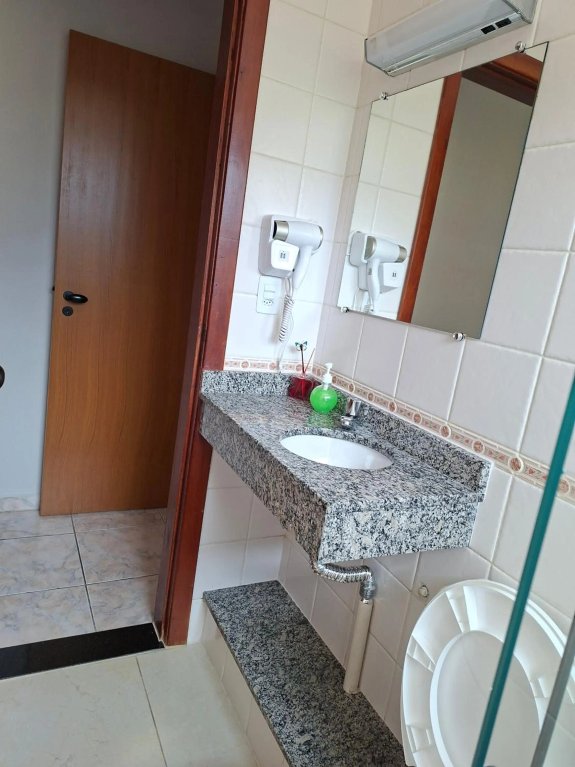 Apartamento com piscina, 300m da praia