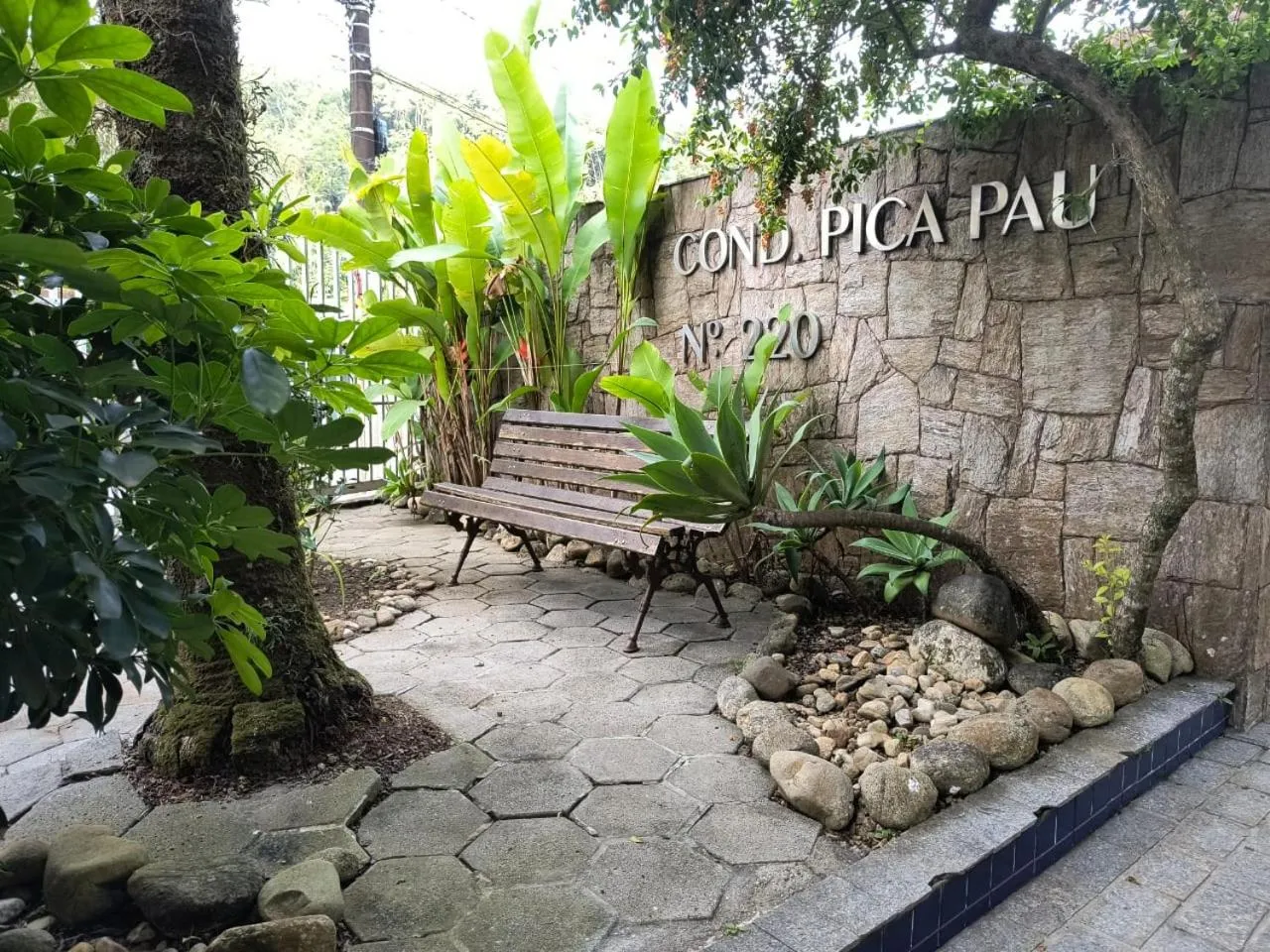 Apartamento com piscina, 300m da praia