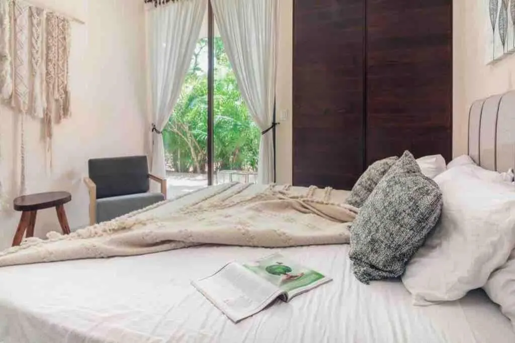 Bed in Luxury 2 BDR 2 BTH 2 Bikes Jacuzzi FibOptic WiFi.