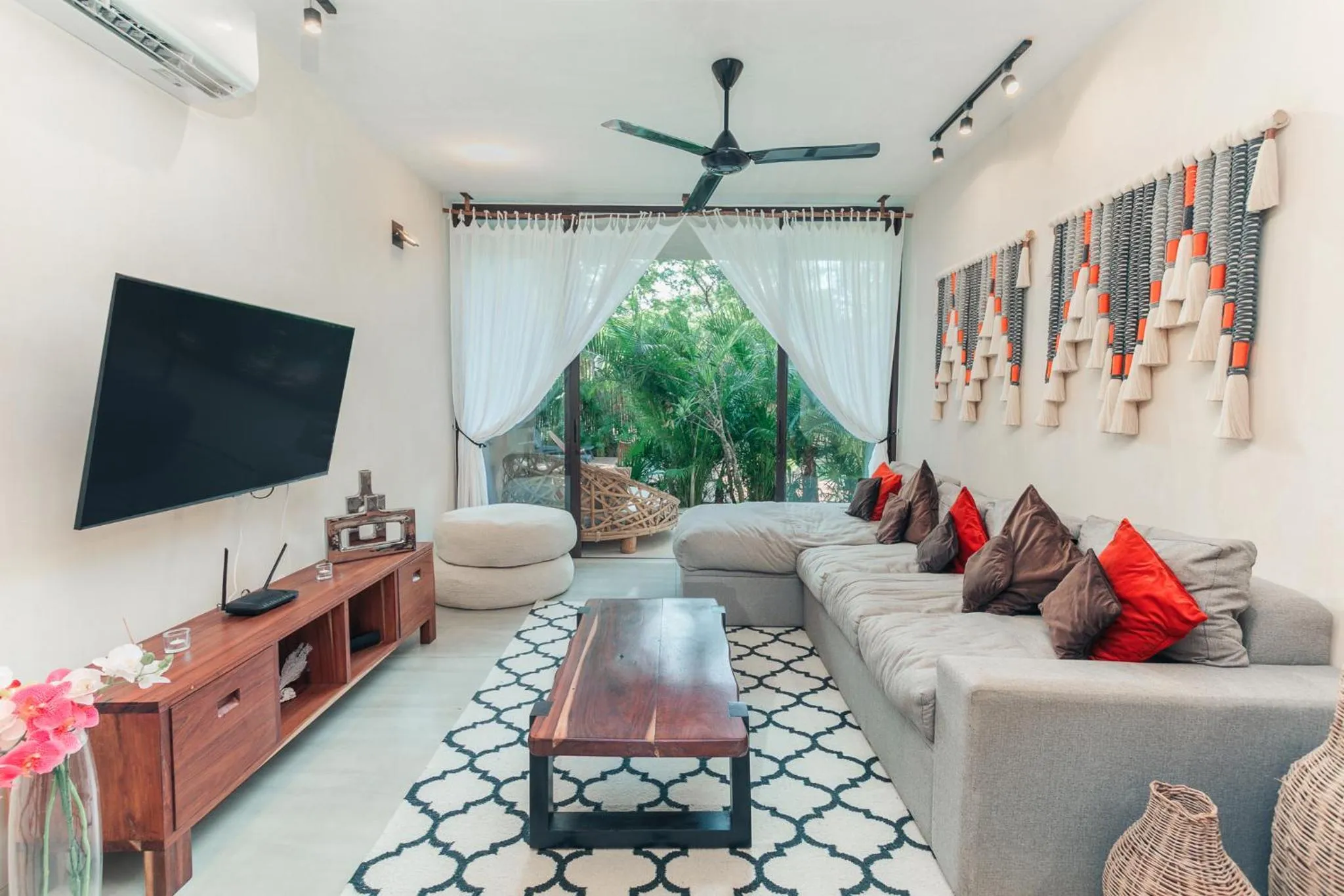 TV and multimedia in Luxury 2 BDR 2 BTH 2 Bikes Jacuzzi FibOptic WiFi.