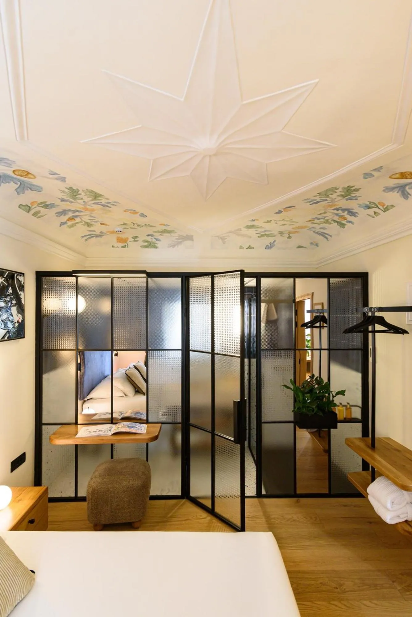 Bedroom, Bed in 7oaks Noble House