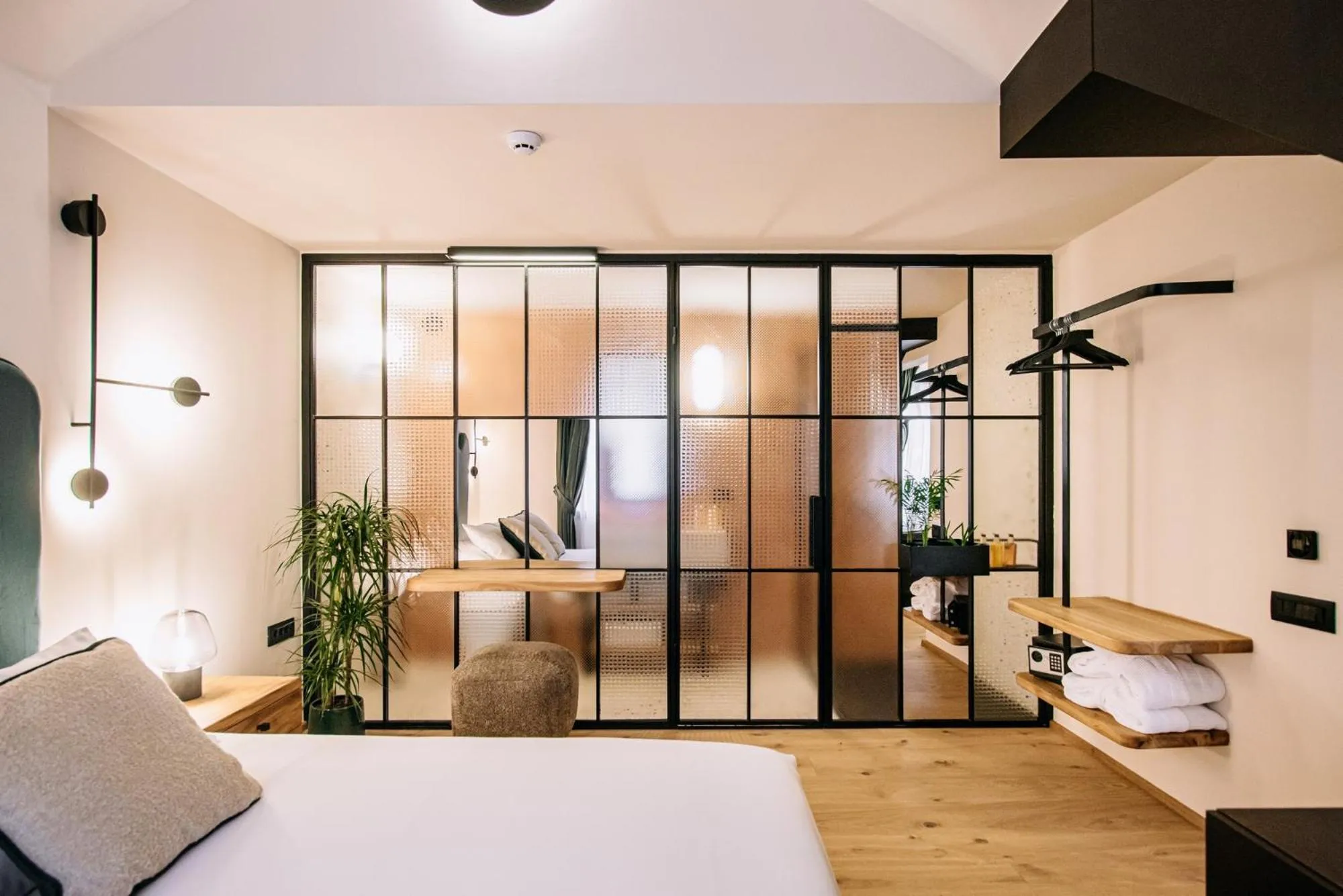 Photo of the whole room, Bed in 7oaks Noble House