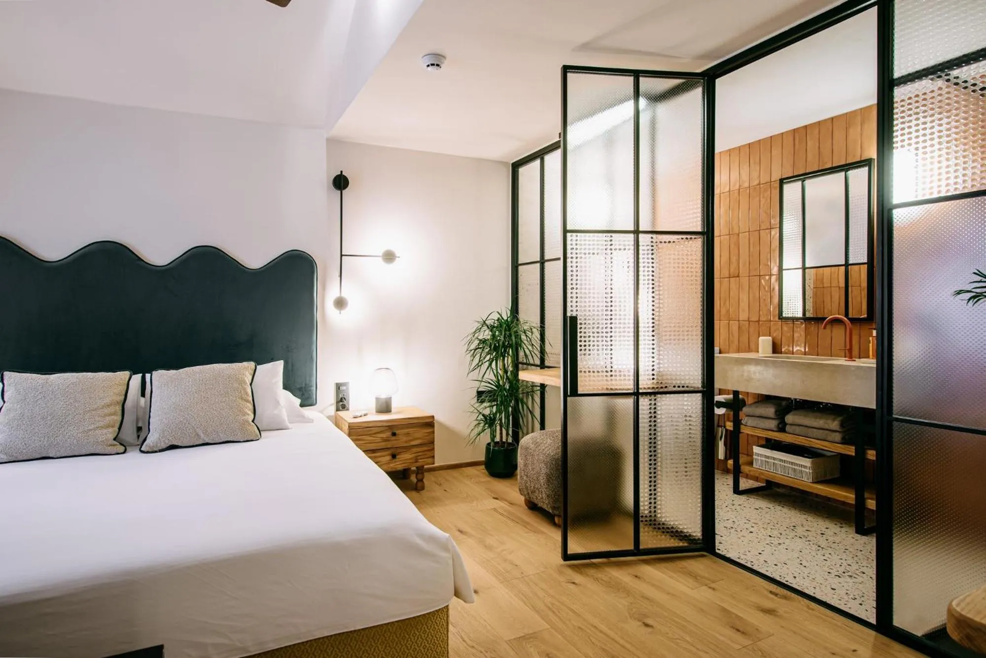 Bedroom, Bed in 7oaks Noble House