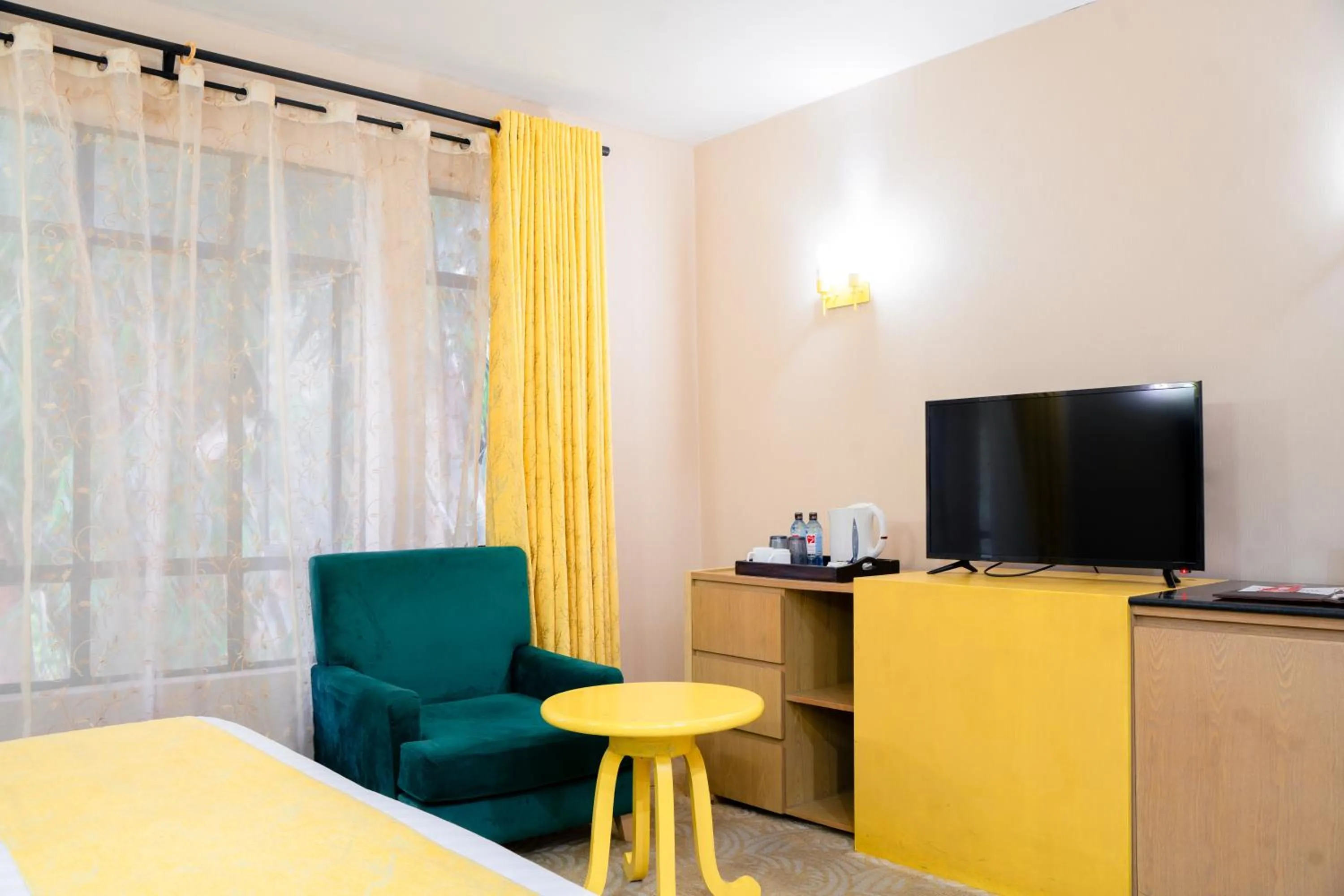 TV and multimedia in West Wood Hotel