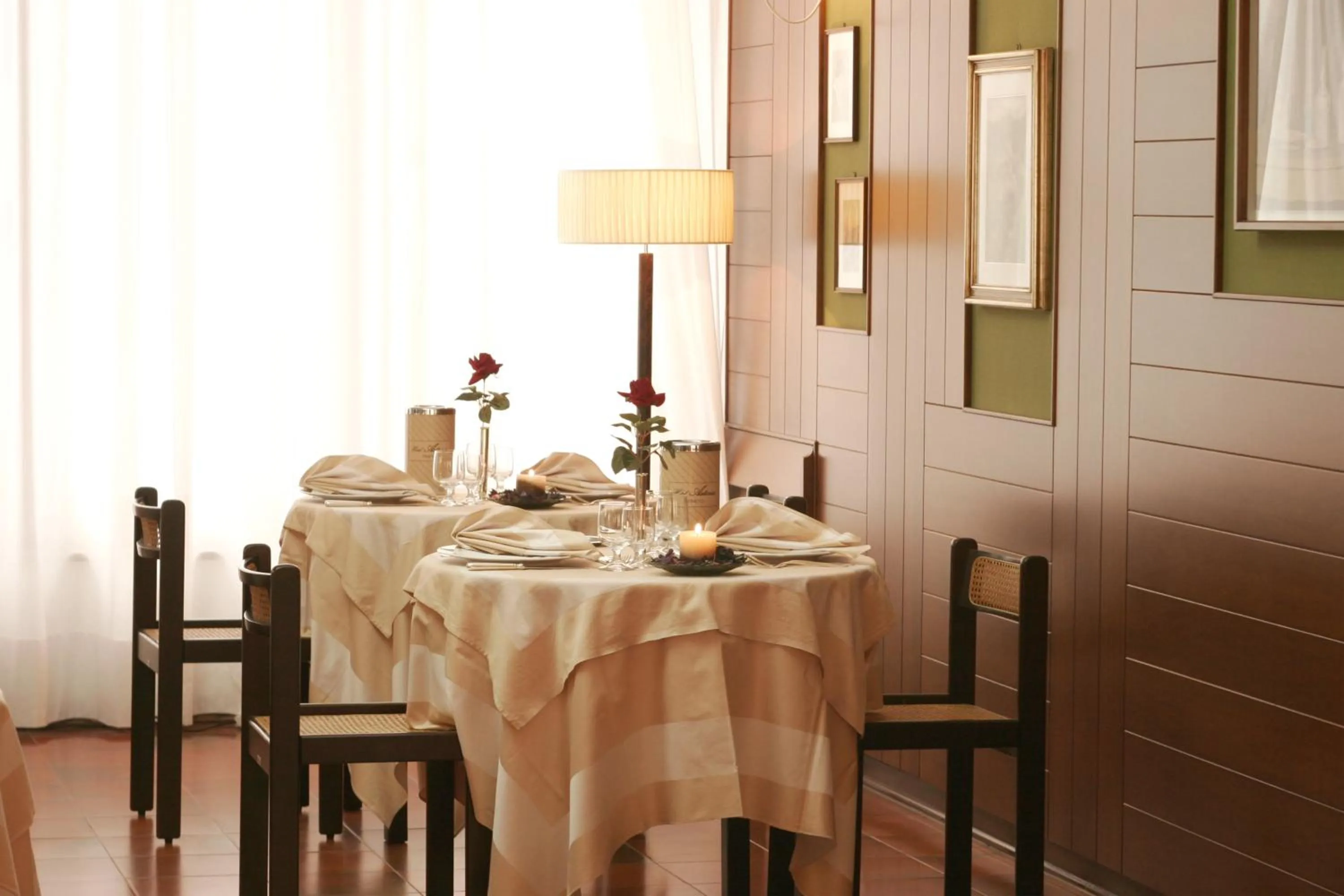 Restaurant/places to eat in Hotel Astoria