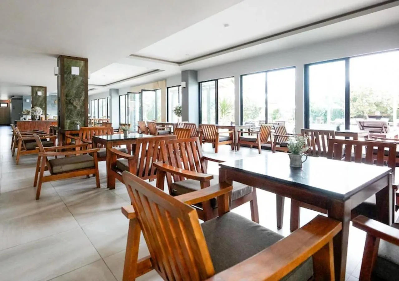 Restaurant/places to eat in Savotel Hotel