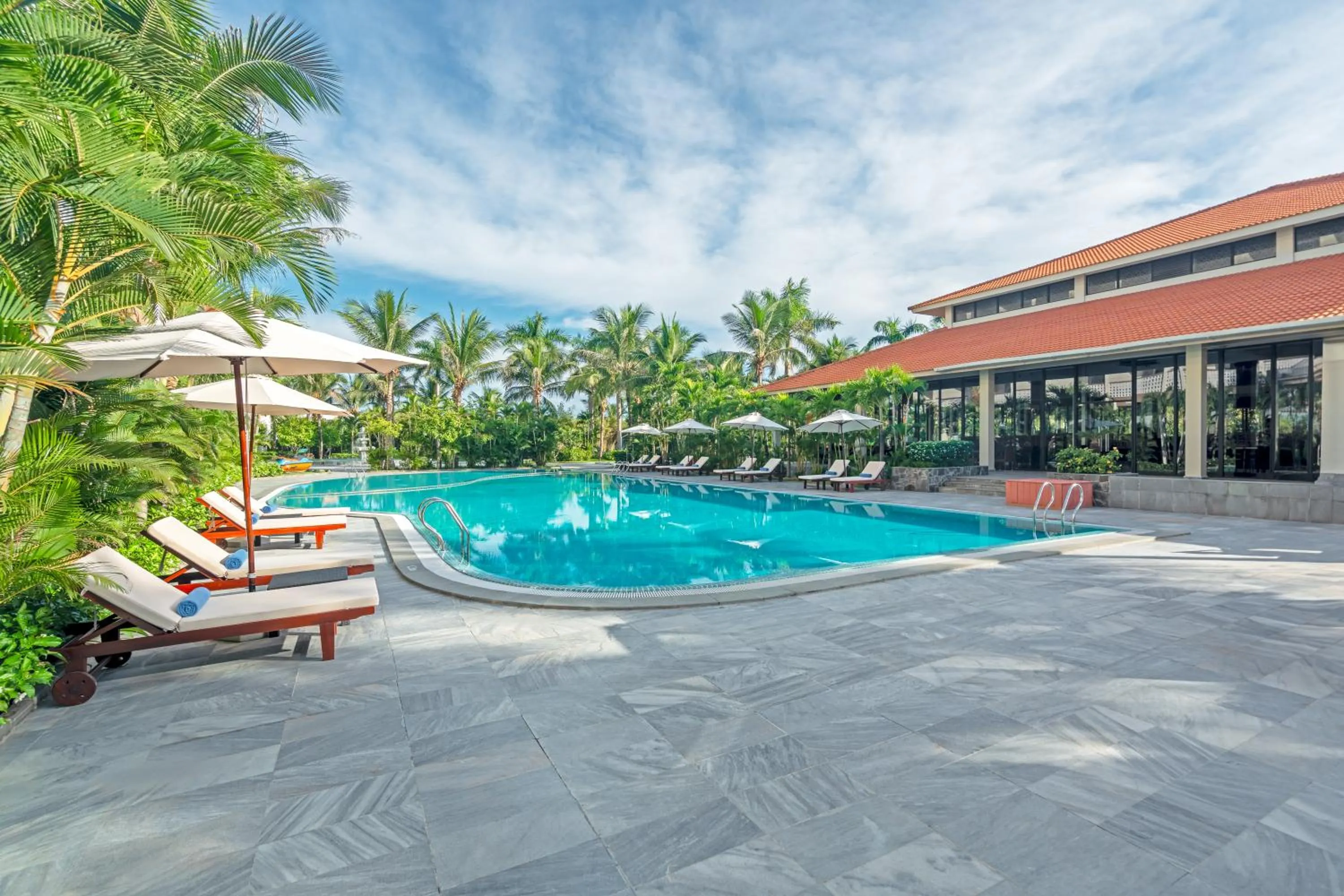 Swimming pool in Grandvrio Ocean Resort Danang