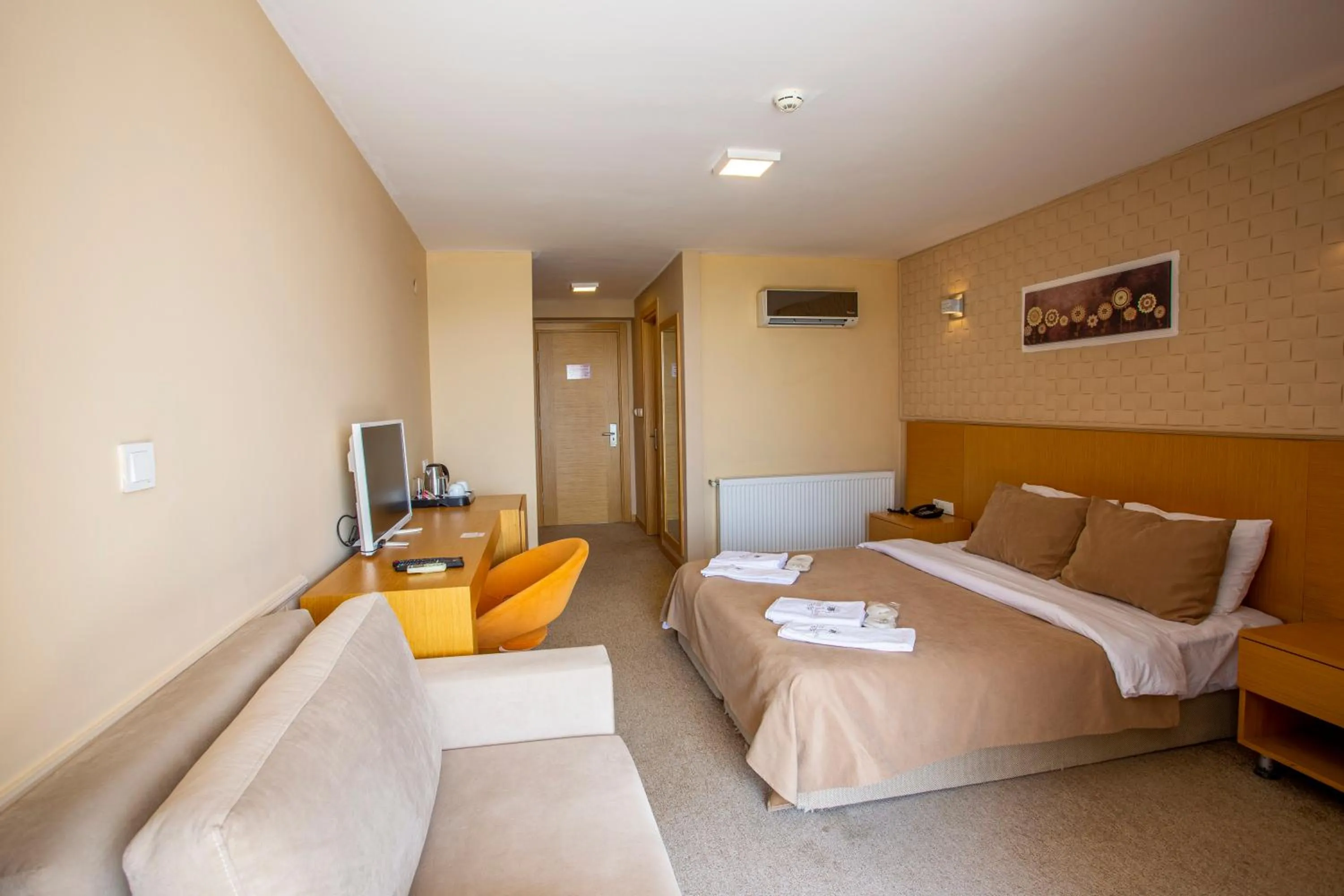 Photo of the whole room, Bed in Zeytin Bahcesi Hotel