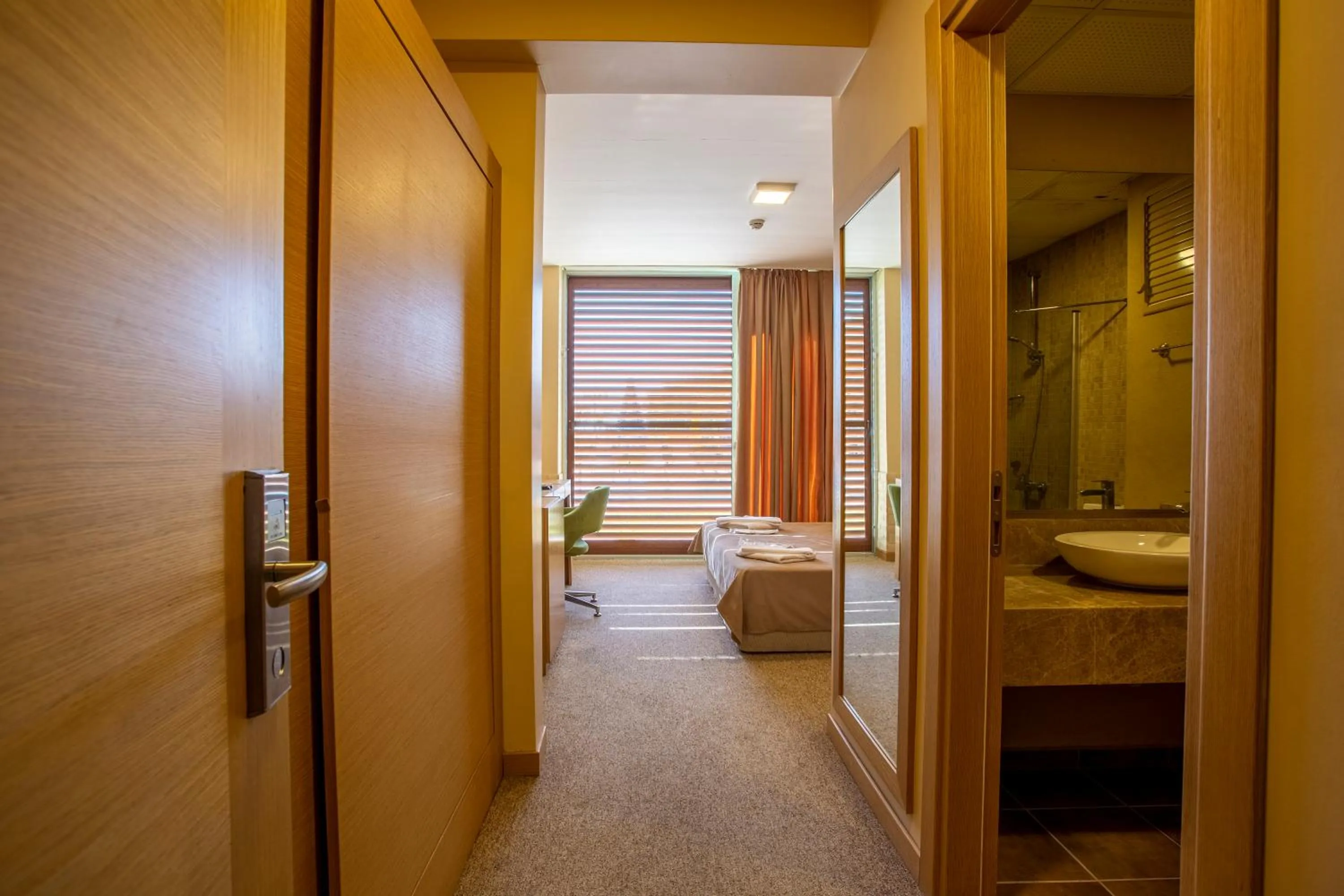 Swimming pool, Bed in Zeytin Bahcesi Hotel