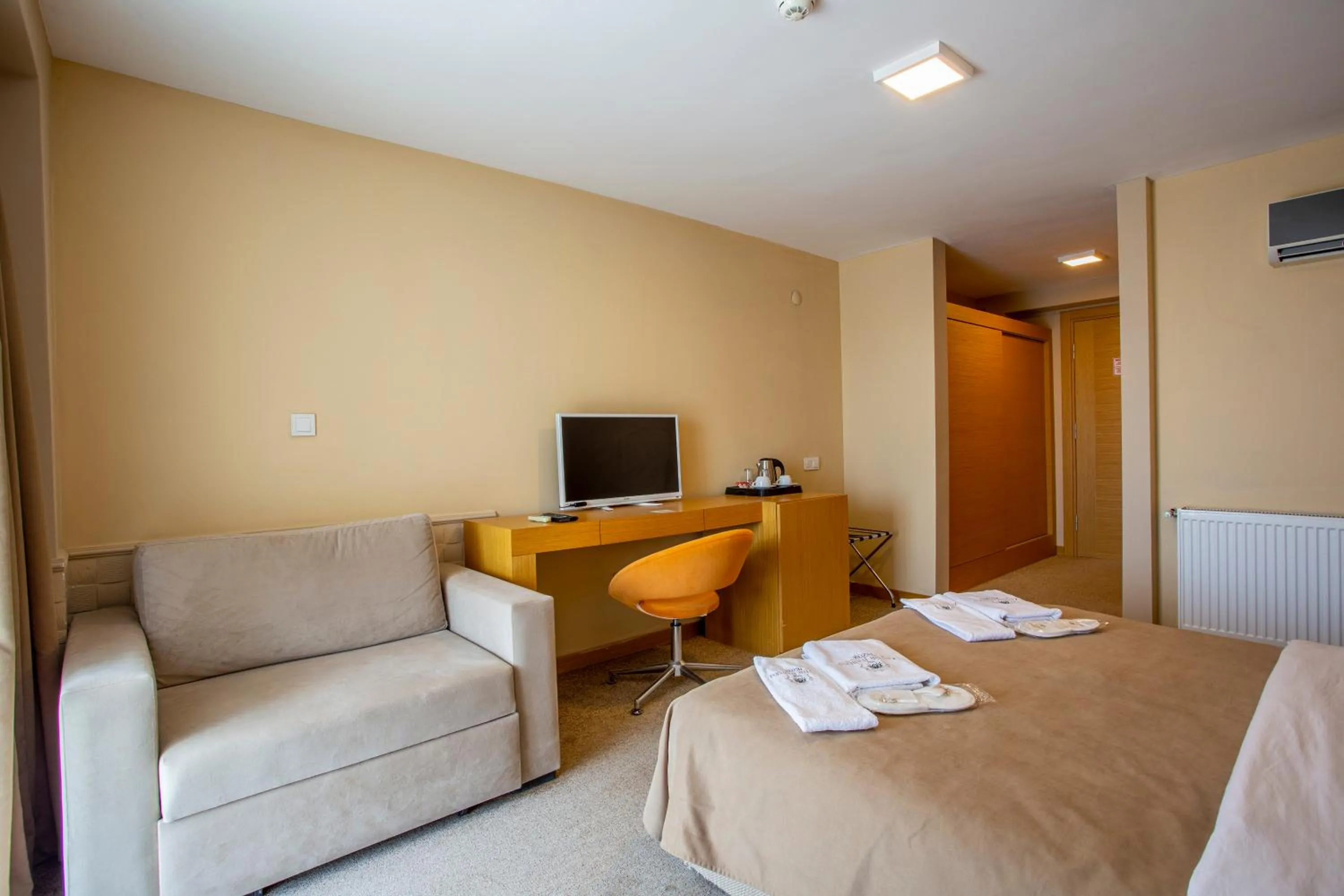 Photo of the whole room, Bed in Zeytin Bahcesi Hotel