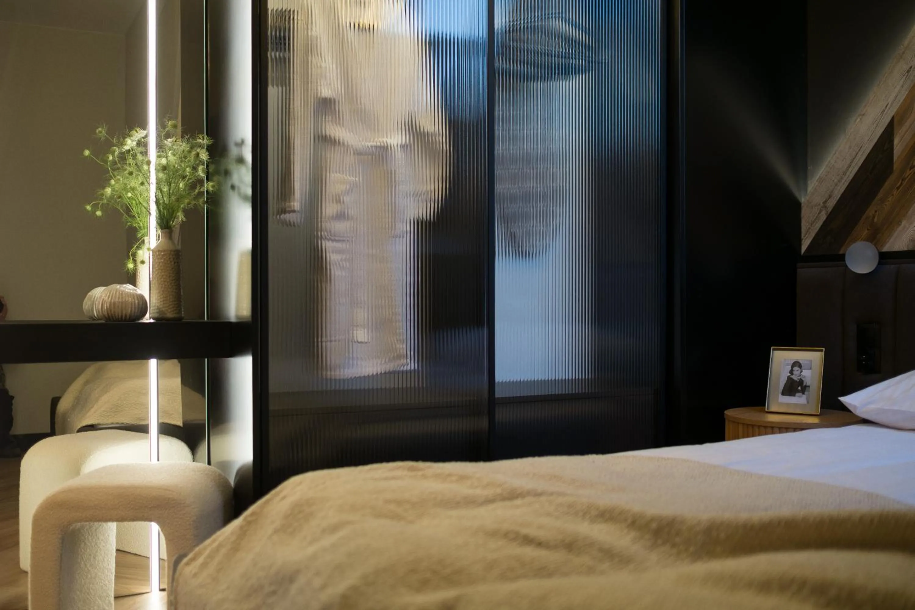 wardrobe, Bed in Apart-Center Złota Residence
