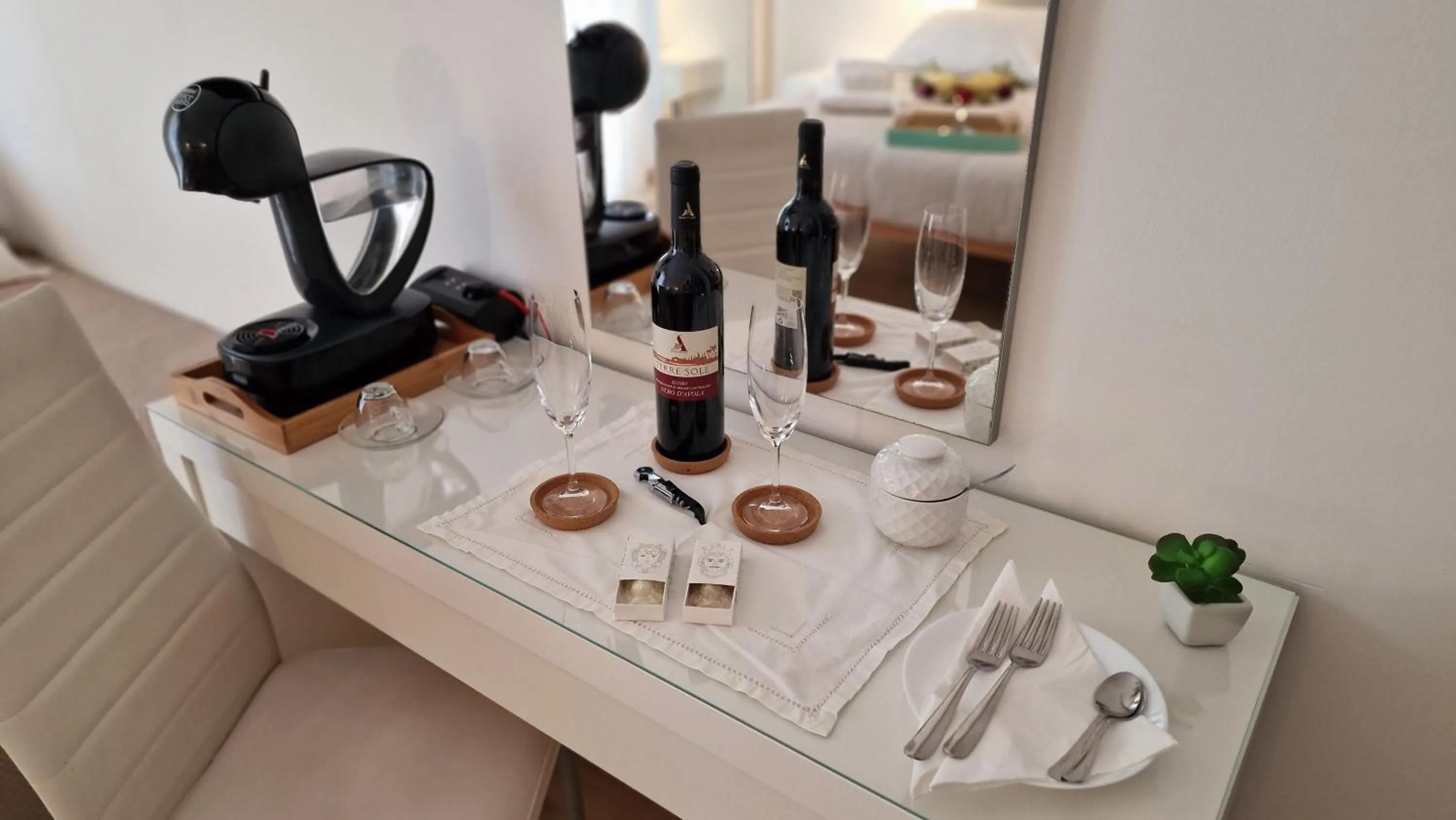 Coffee/tea facilities in Pantanello Rooms Avola