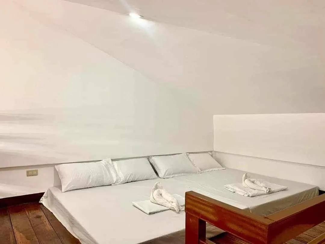 Bed in Villa Royal Palawan