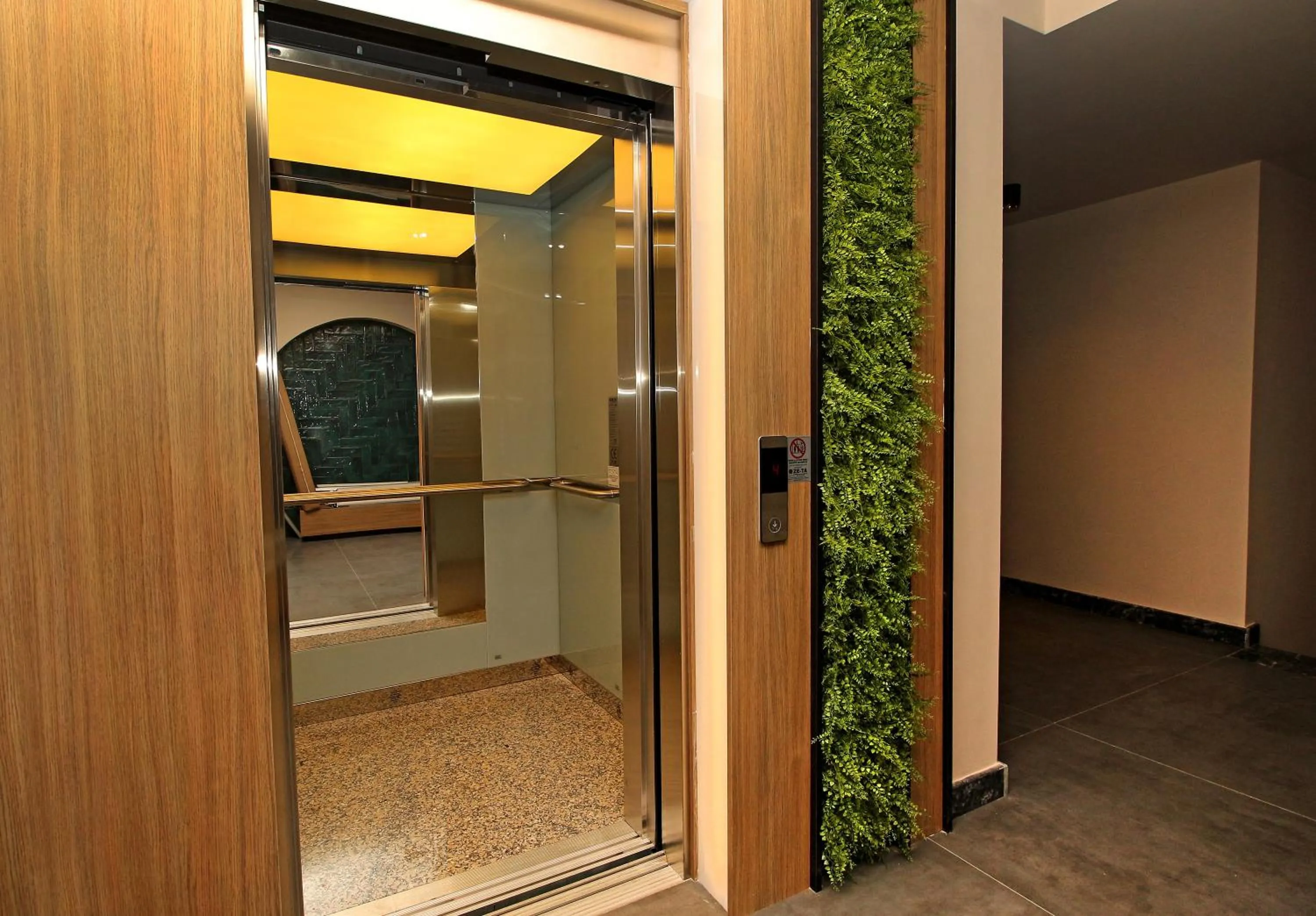 elevator in İnanlar City Hotel
